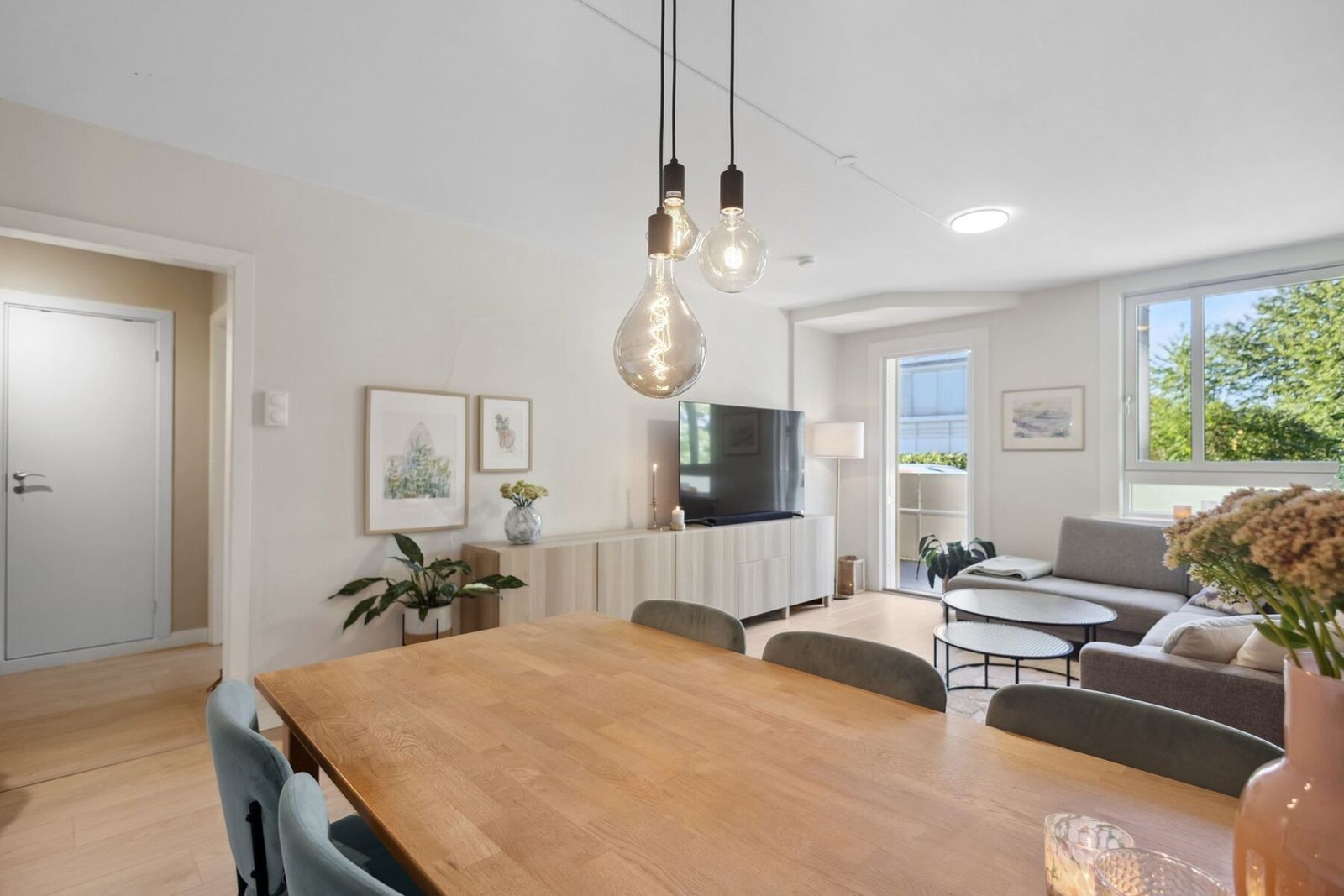 I stuens hjørne finner spisebordet sin naturlige plass. Galleribilde