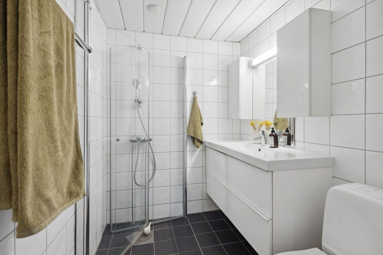 Badet ble i sin helhet pusset opp i regi av borettslaget 2001. Det ble derimot lagt nye fliser, varmekabler og smøremebran på baderomsgulvet i 2016. Galleribilde