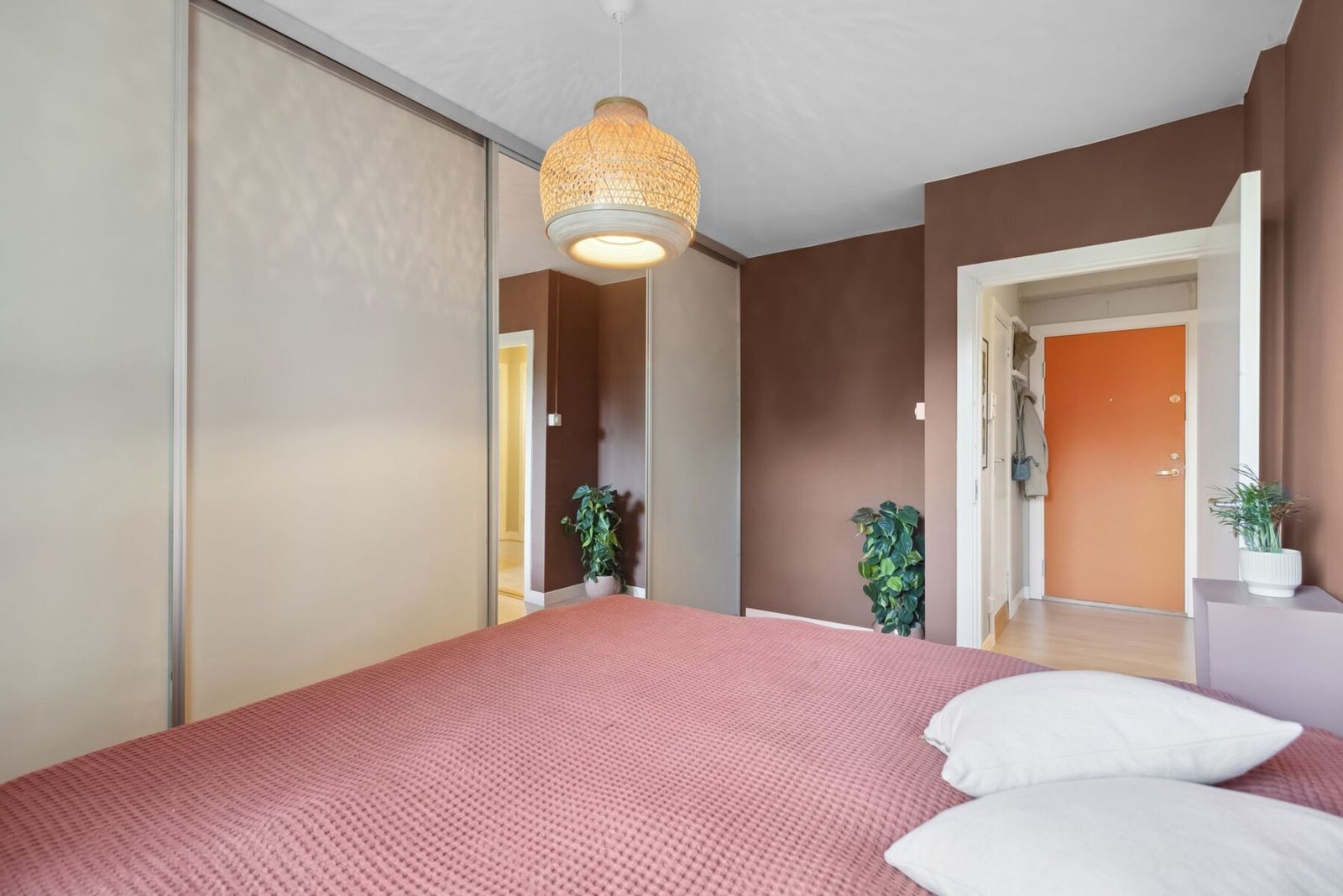 Skyvedørsgarderoben gir rikelig med lagringsplass og et ryddig uttrykk. Galleribilde
