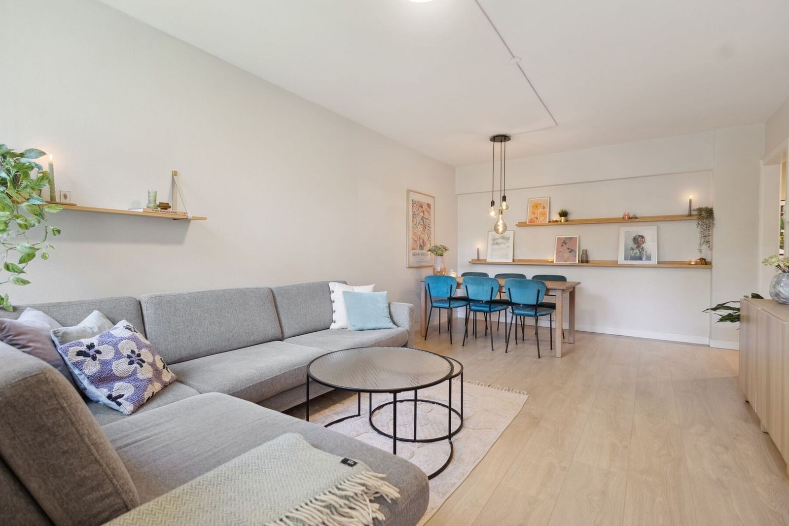 I stuen er det god plass til både sofagruppe og spisebord. Galleribilde