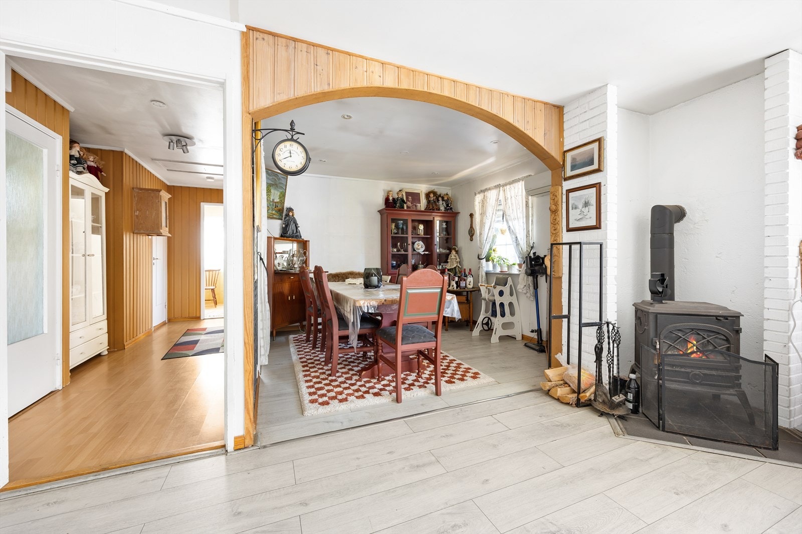 Den trivelige spisestuen har god plass til et stort spisebord. Galleribilde