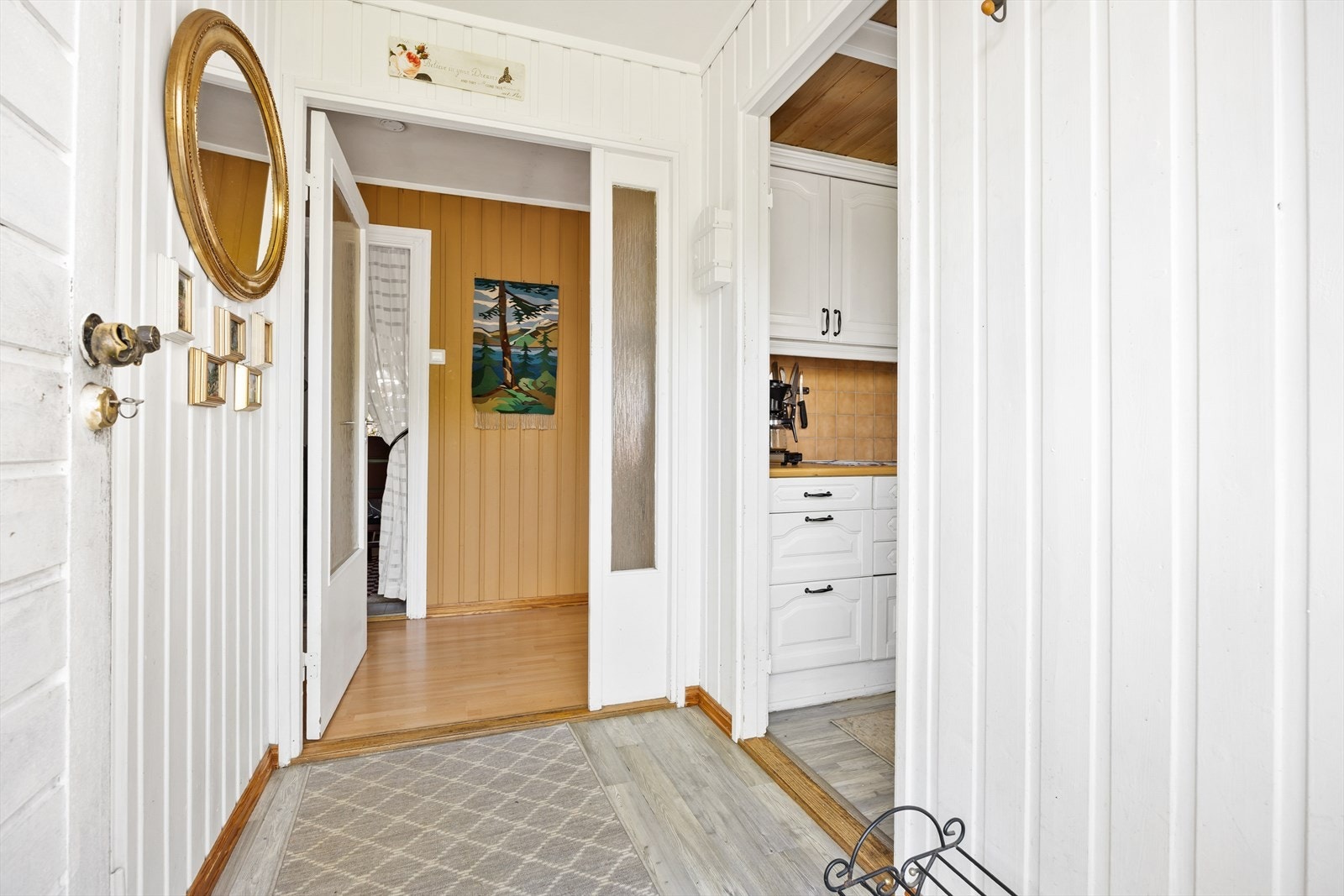 Fra gangen er det enkel adkomst til boligens kjøkken, stue og soverom. Galleribilde