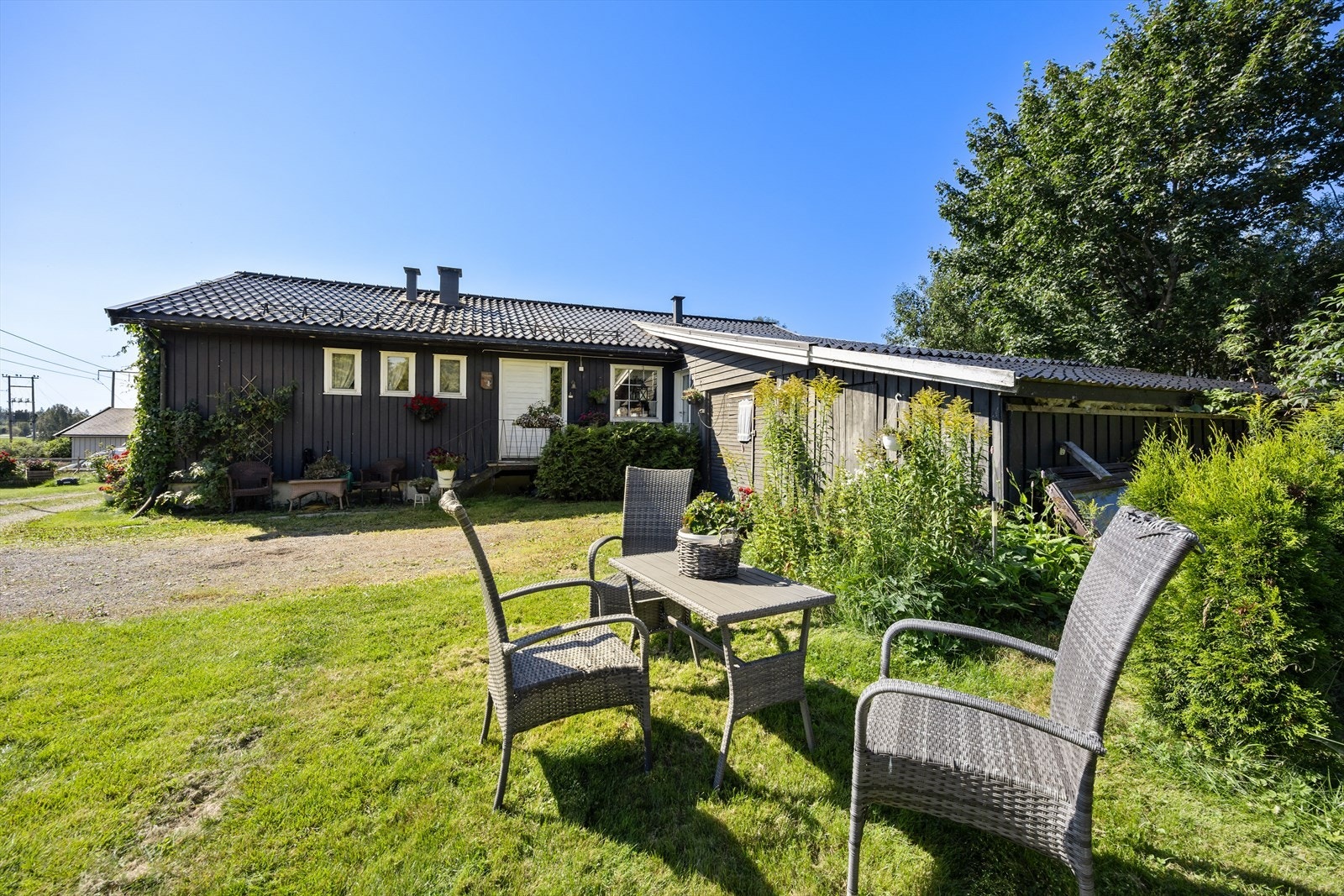 Den store hagen byr på flere hyggelige uteplasser for avslapning. Galleribilde