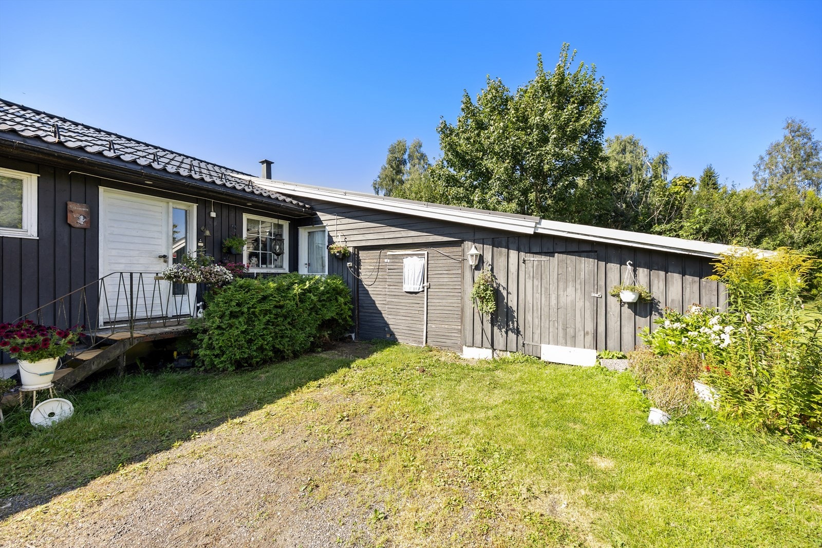 Det er satt opp en bod/garasje på eiendommen. Denne er blitt brukt som redskapsbod og for opphold av høner. Galleribilde