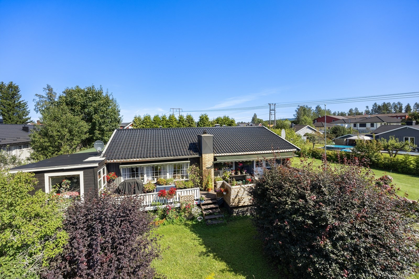 Med bil er det få minutter til Dal, Råholt og Jessheim med et godt utvalg av butikker og tjenester. Galleribilde