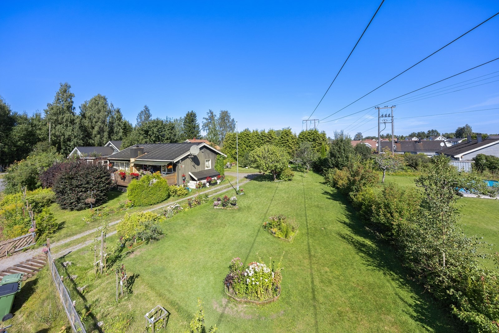 Her får du en romslig hage som er opparbeidet med plen og beplanting. Galleribilde