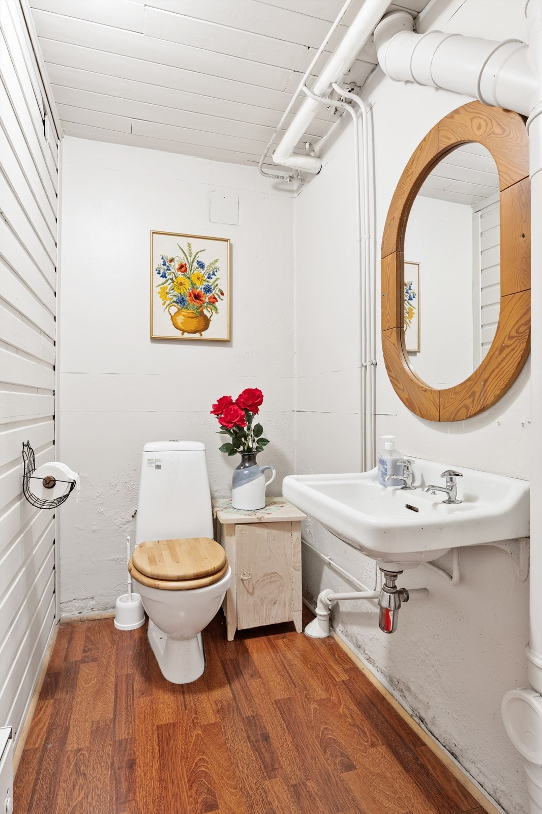 Toalettrom med toalett og vask. Galleribilde