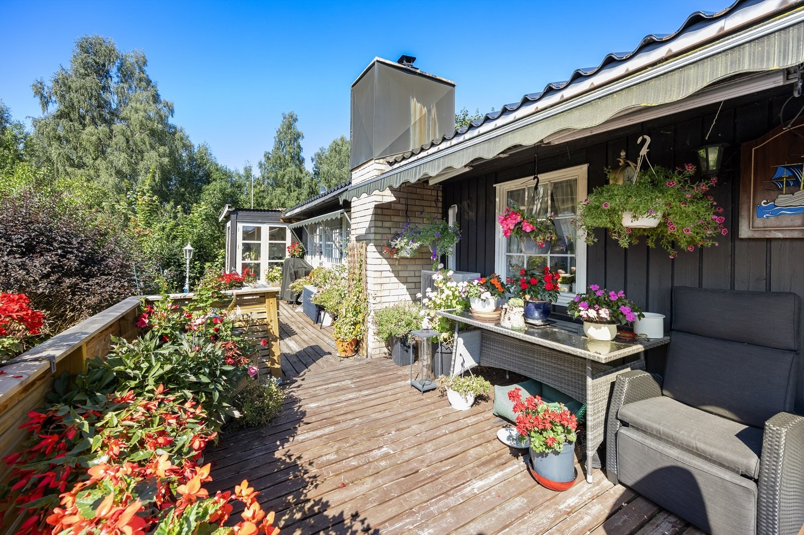 Terrassen har god plass til utemøbler, planter og grill. Galleribilde