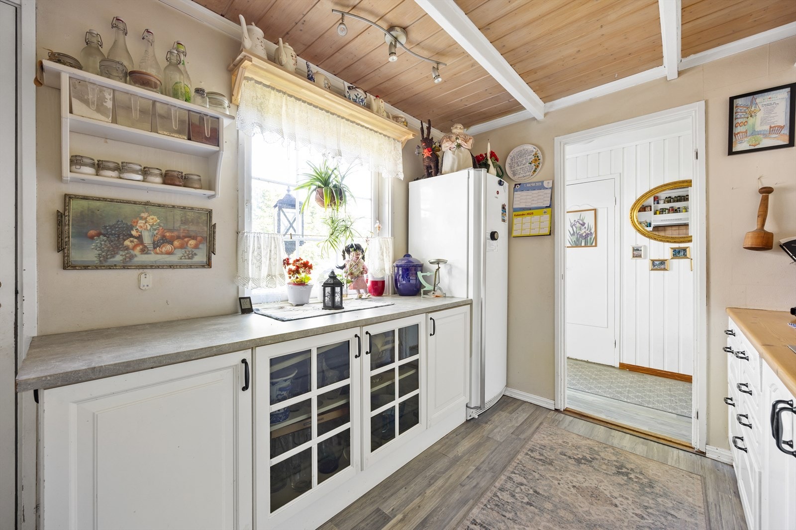 Innredningen består av hvite fronter, benkeplate med laminatbelegg og vask med ettgreps blandebatteri. Galleribilde