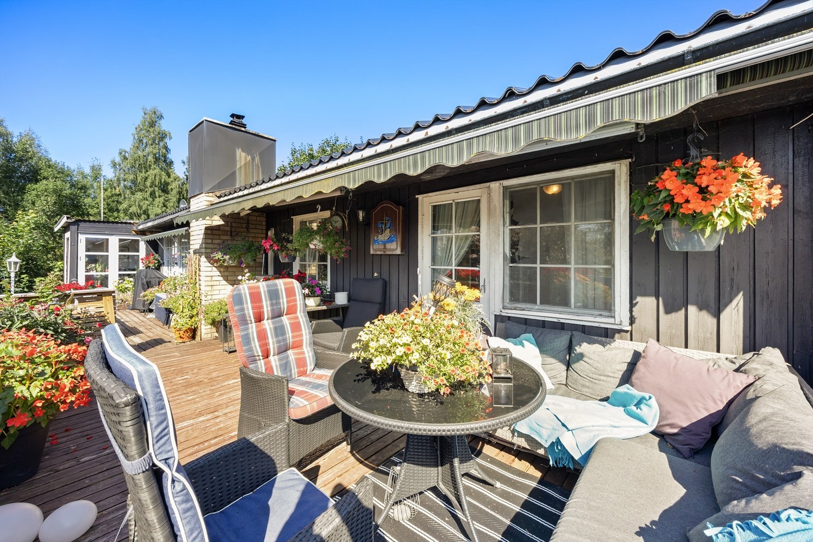 Fra tilbygget er det utgang til en sørvestvendt terrasse på 33m². Galleribilde