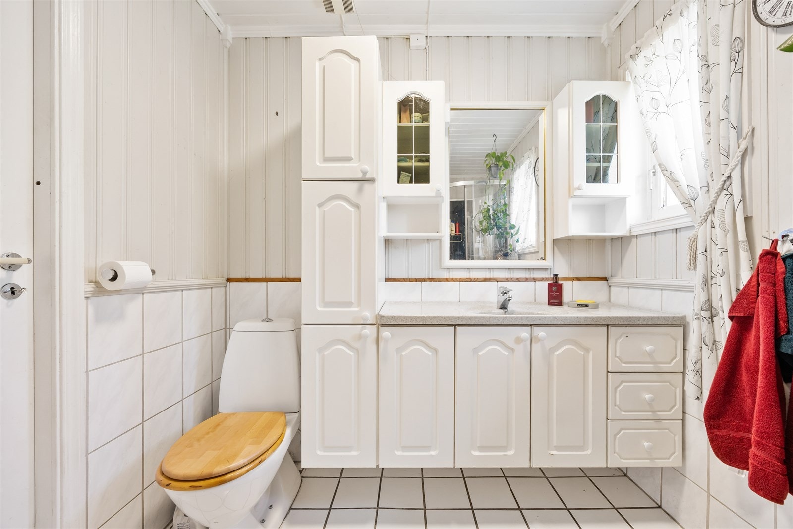 Bad med gulvvarme og mekanisk avtrekk. Galleribilde