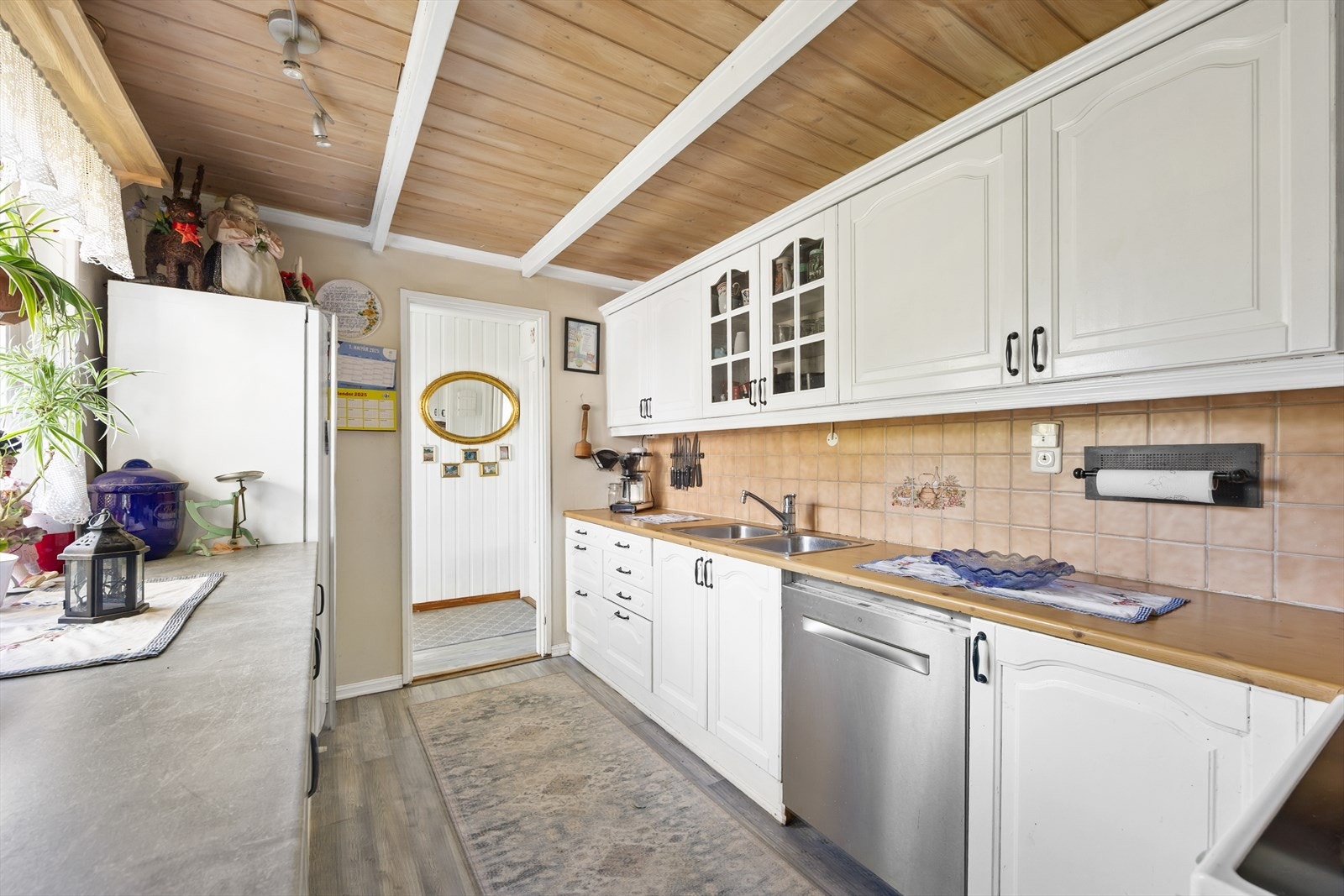 Separat kjøkken med god skap- og benkplass. Galleribilde