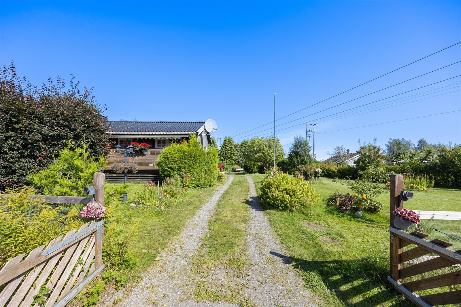 Eiendommen har en stor tomt på hele 1594m² med hyggelige uteplasser. Galleribilde