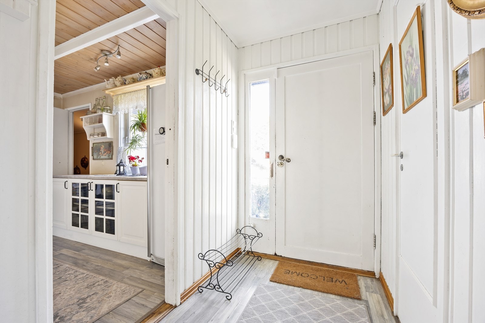 Lys entré med plass til oppheng av yttertøy og til å sette fra seg sko. Galleribilde