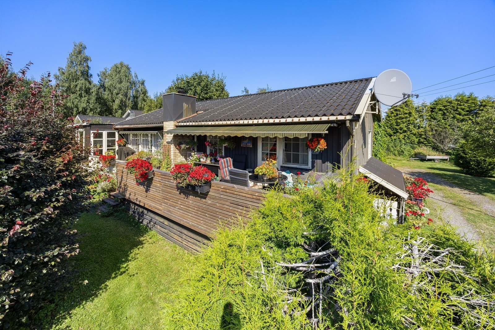 Terrassen strekker seg langs store deler av fasaden mot sørvest. Galleribilde