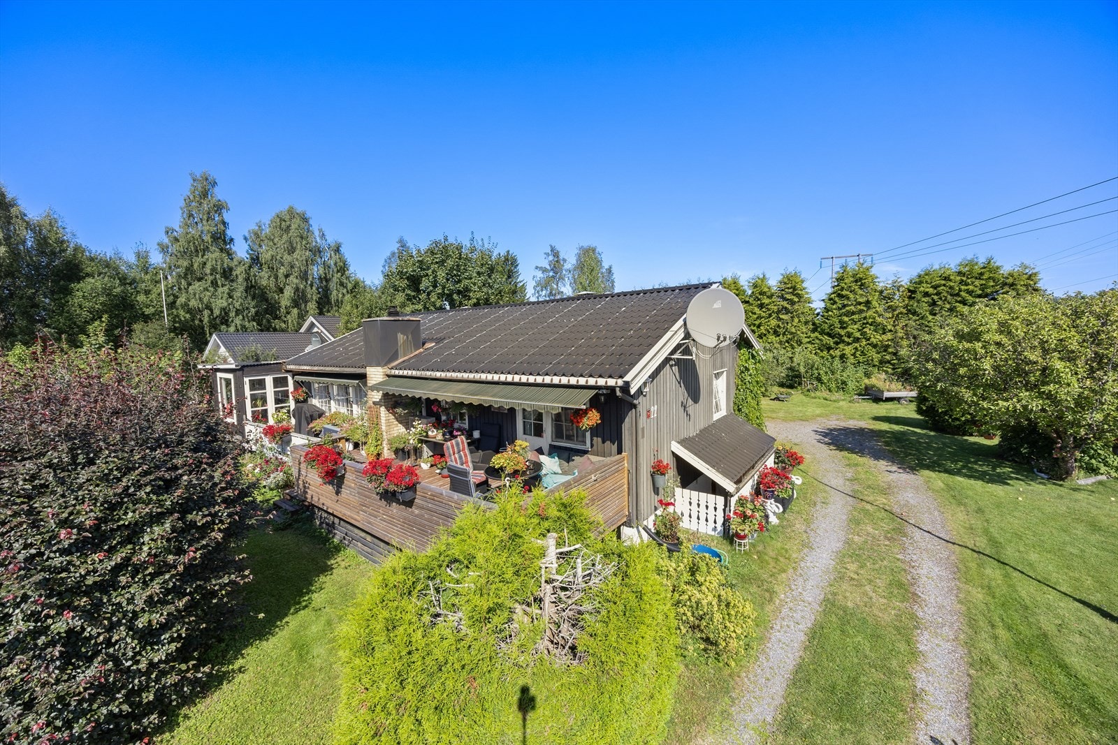 Den store terrassen er et naturlig samlingspunkt på varme sommerdager. Galleribilde