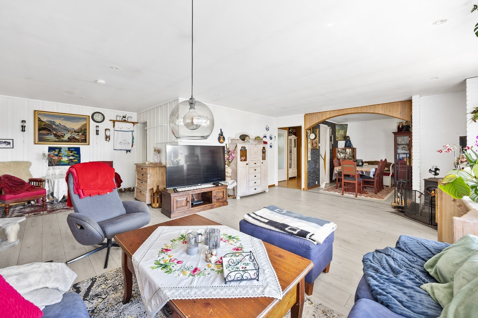 Stuen lar seg enkelt møblere med spisestue, sofagruppe og mediemøbler. Galleribilde