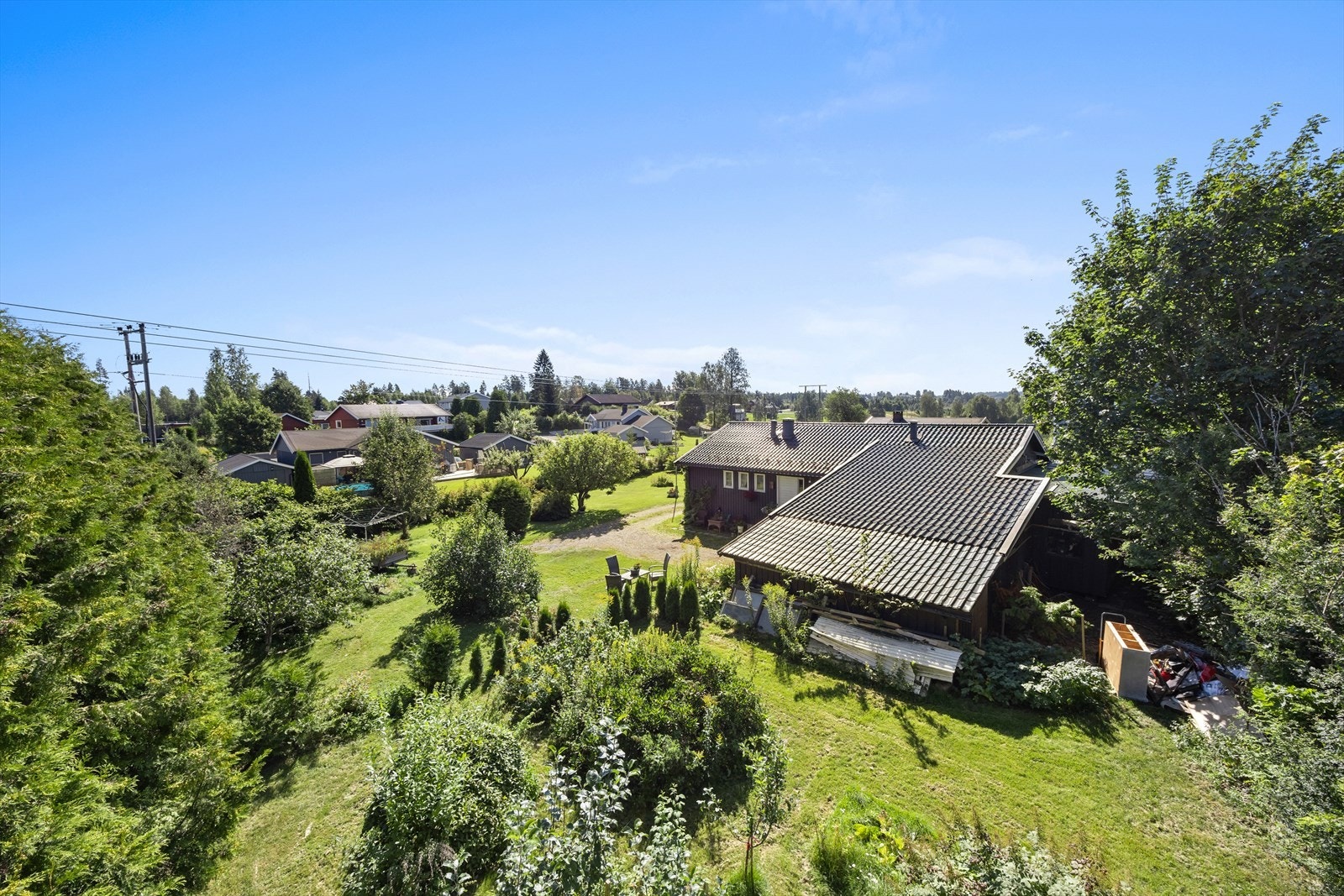 Dette er en stor og innholdsrik enebolig i et etablert og barnevennlig boligområde på Mogreina. Galleribilde