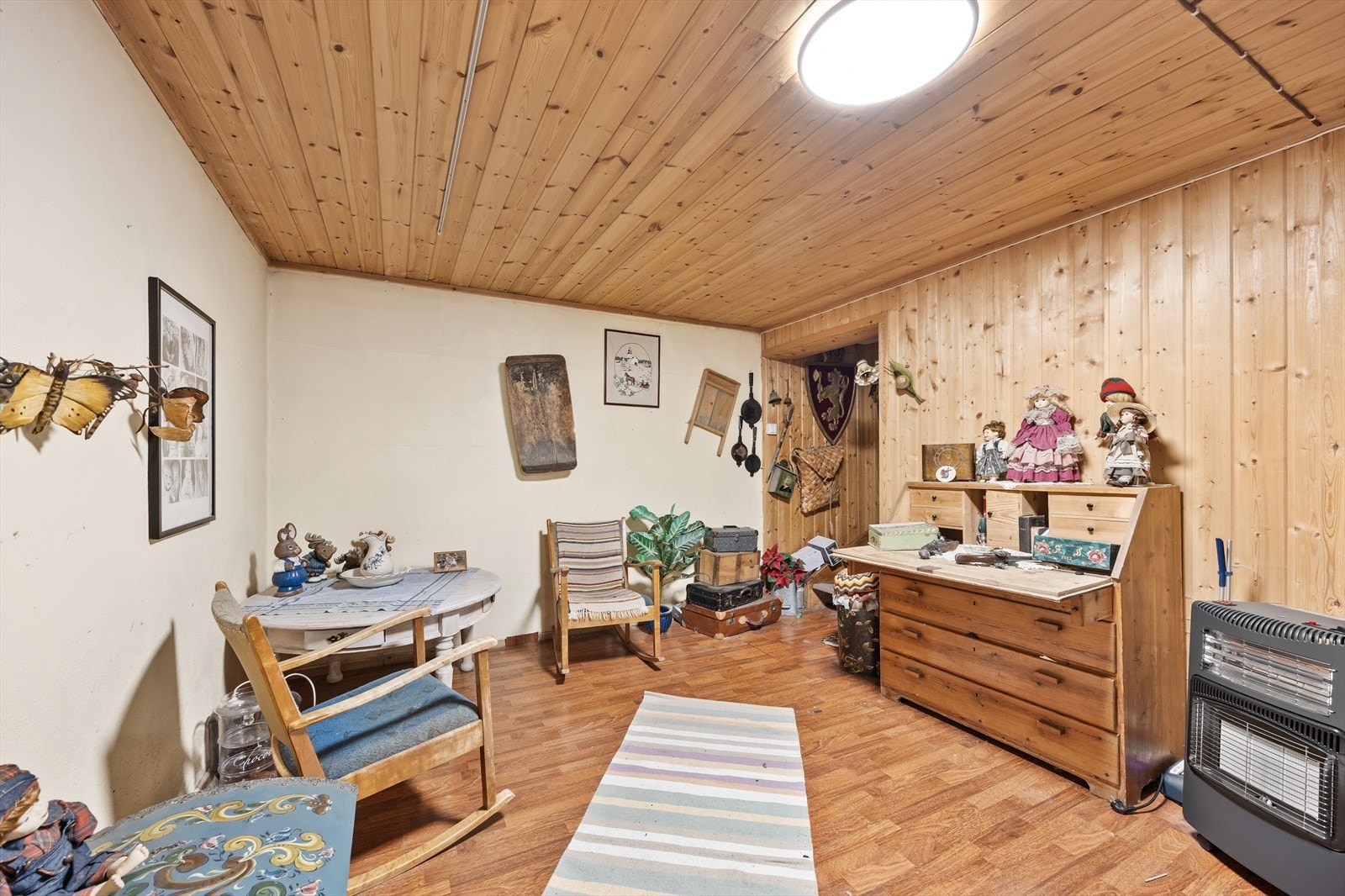 Opprinnelig bod/ disp.rom har blitt innredet og brukes i dag som kjellerstue, men rommet er ikke godkjent til varig opphold. Galleribilde