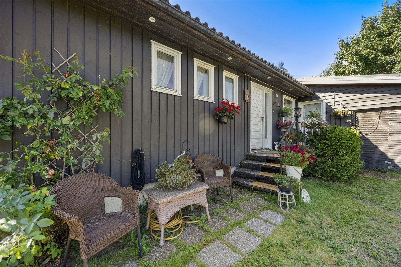 Her er det plass til en koselig sittegruppe ved boligens inngang. Galleribilde