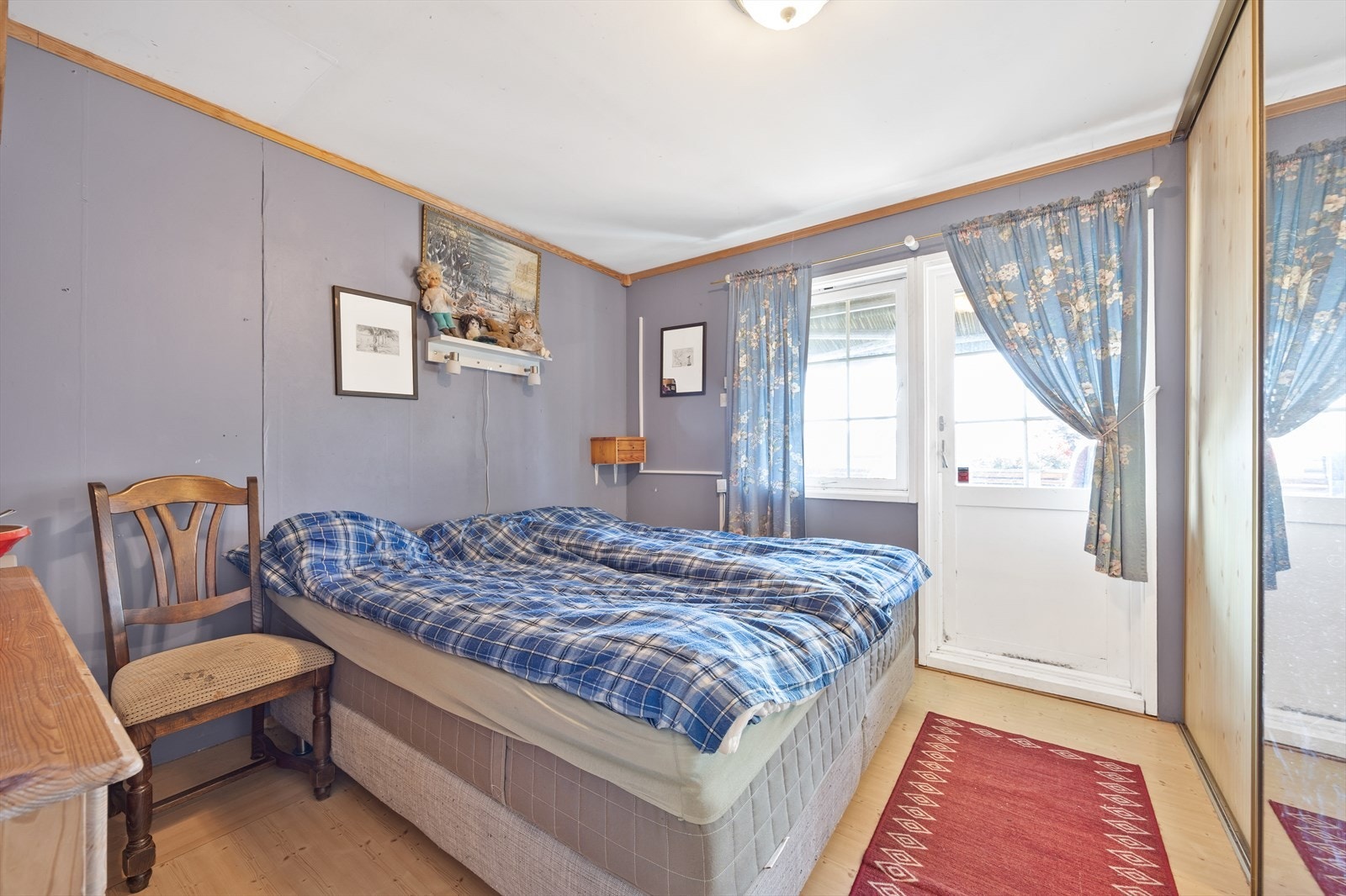 Hovedsoverom av god størrelse med plass til dobbeltseng, tilhørende nattbord og annet soveromsinteriør. Galleribilde