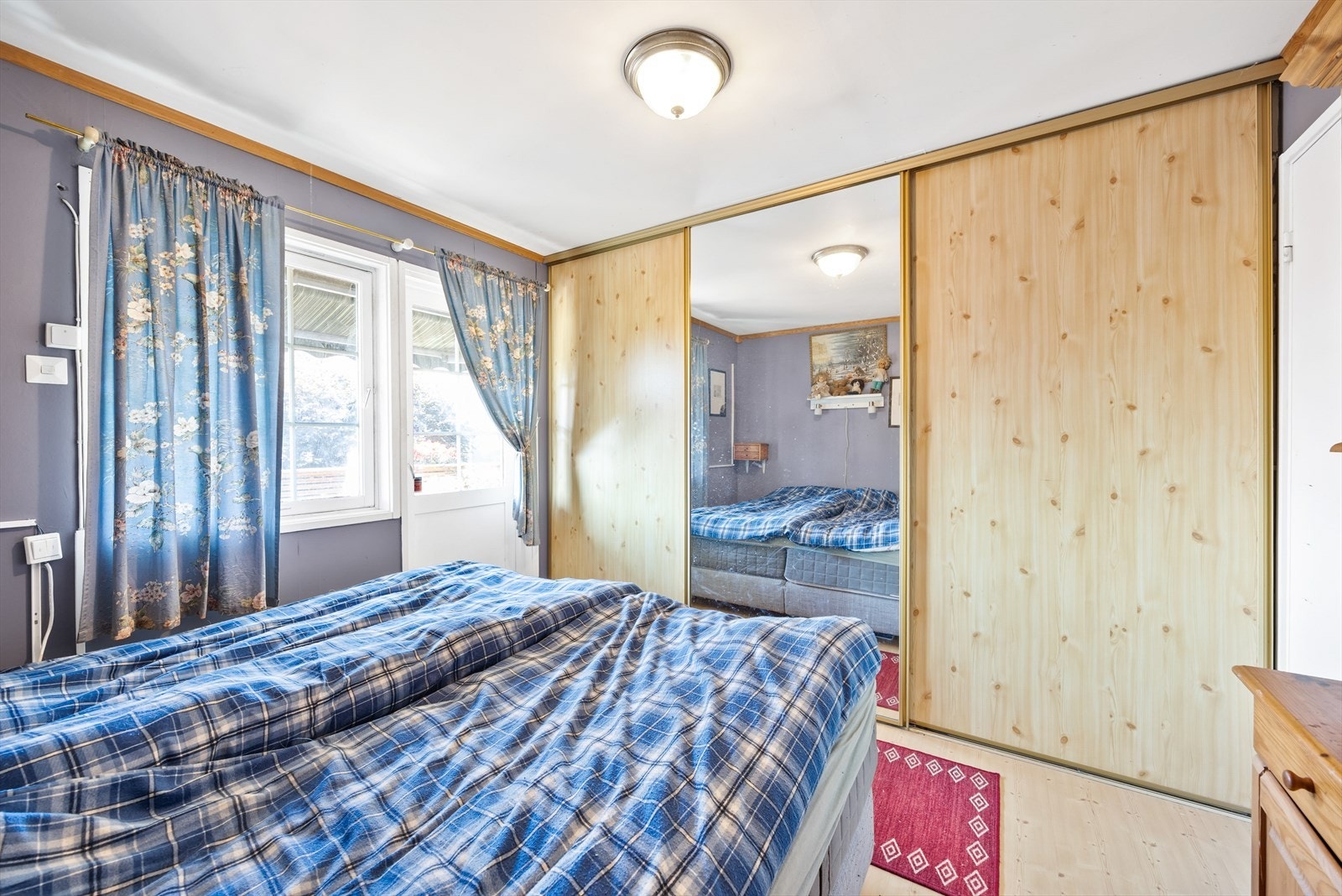 Godt med oppbevaringsplass i stor skyvedørsgarderobe. Galleribilde