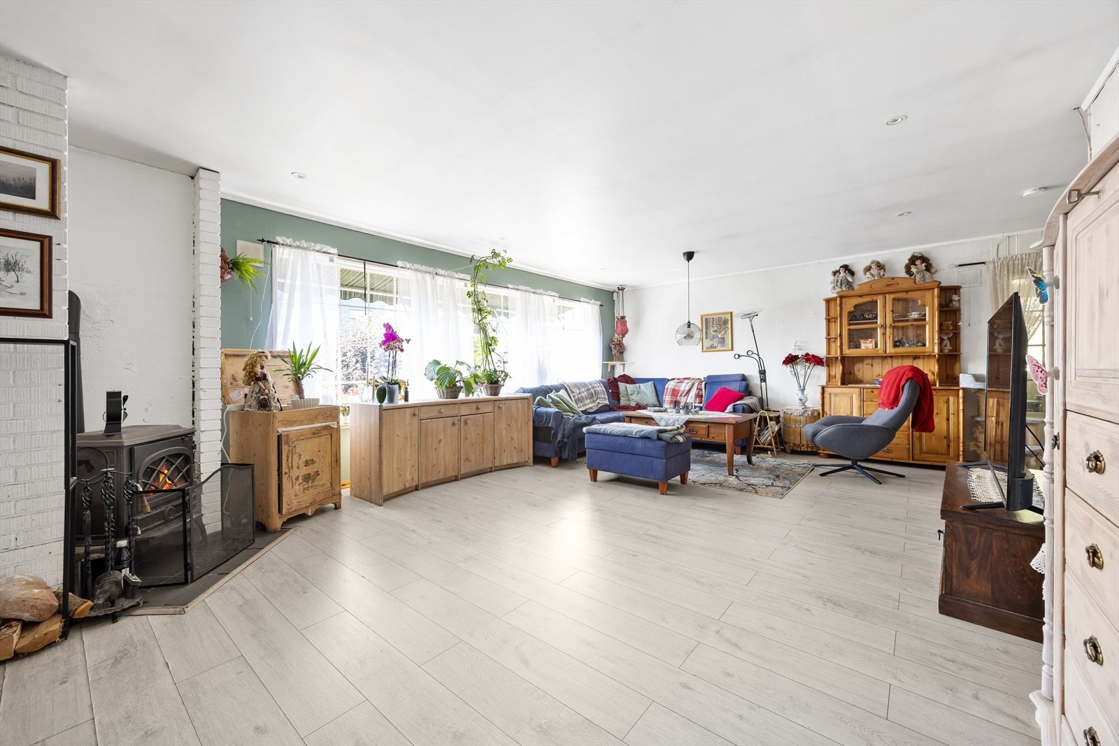 Boligen har en stor stue med flere møbleringsmuligheter. Galleribilde