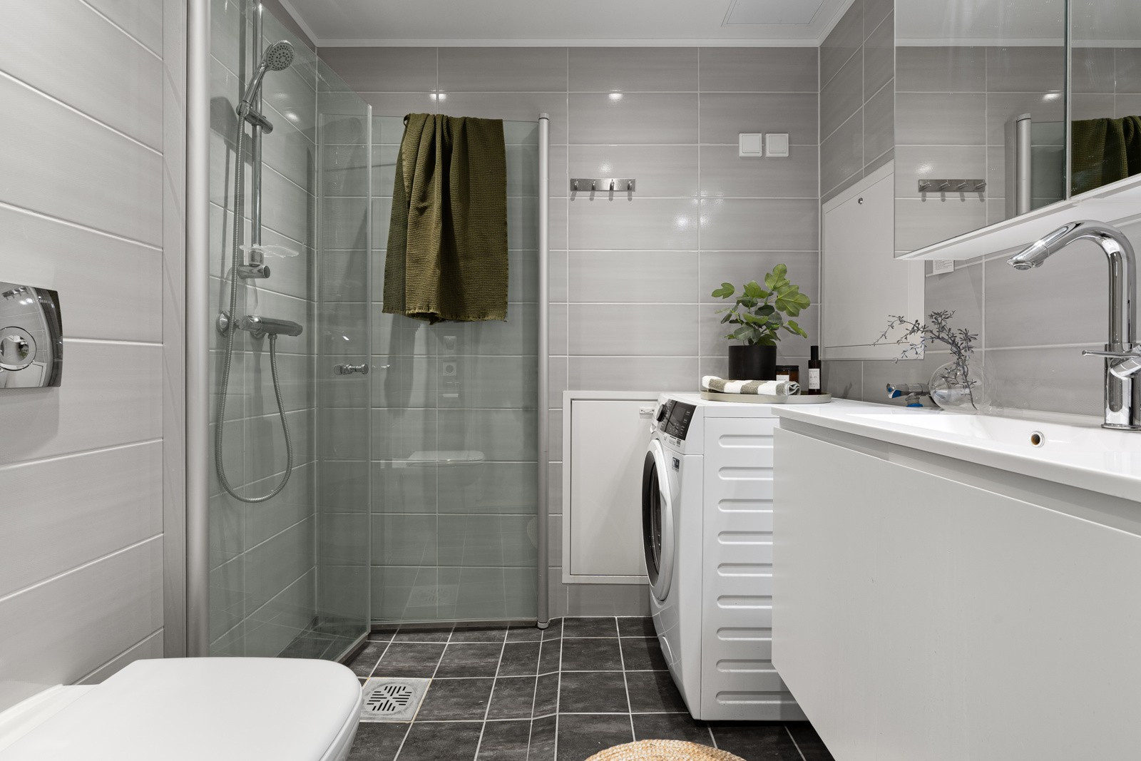 Flott flislagt bad med plass til vaskemaskin