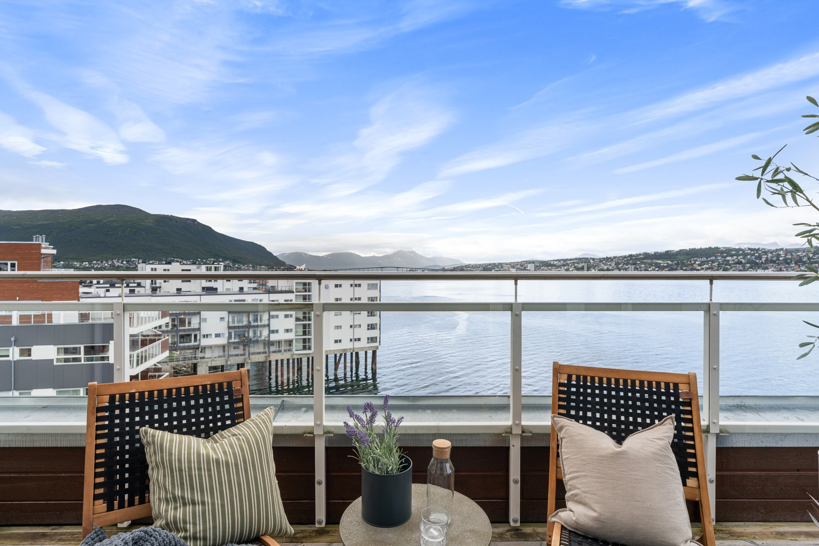 Verandaen er sør og vestvendt som gir fantastiske sol- og utsiktsforhold