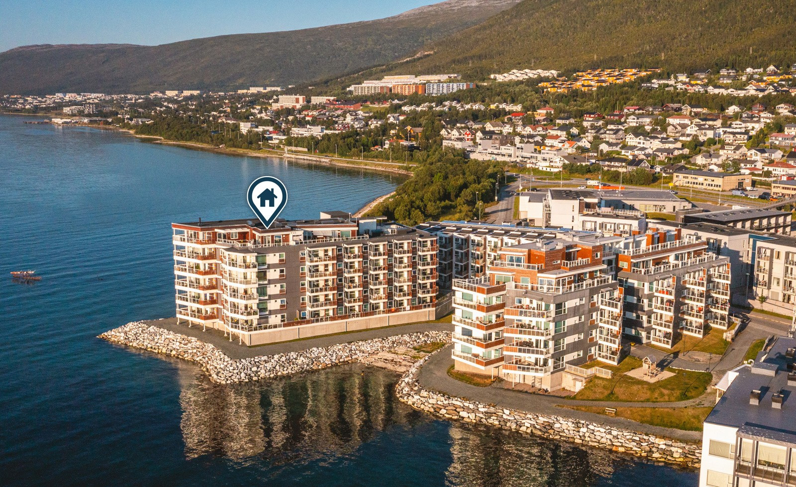 Leiligheten ligger i øverste etasje på hjørnet av de nye blokken ferdigstilt 2018.