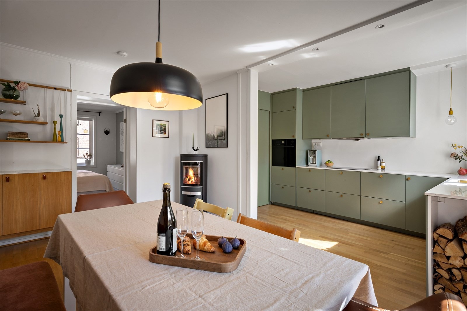 Spisestue i tilknytning til kjøkken og peis - praktisk og sosial planløsning. Galleribilde