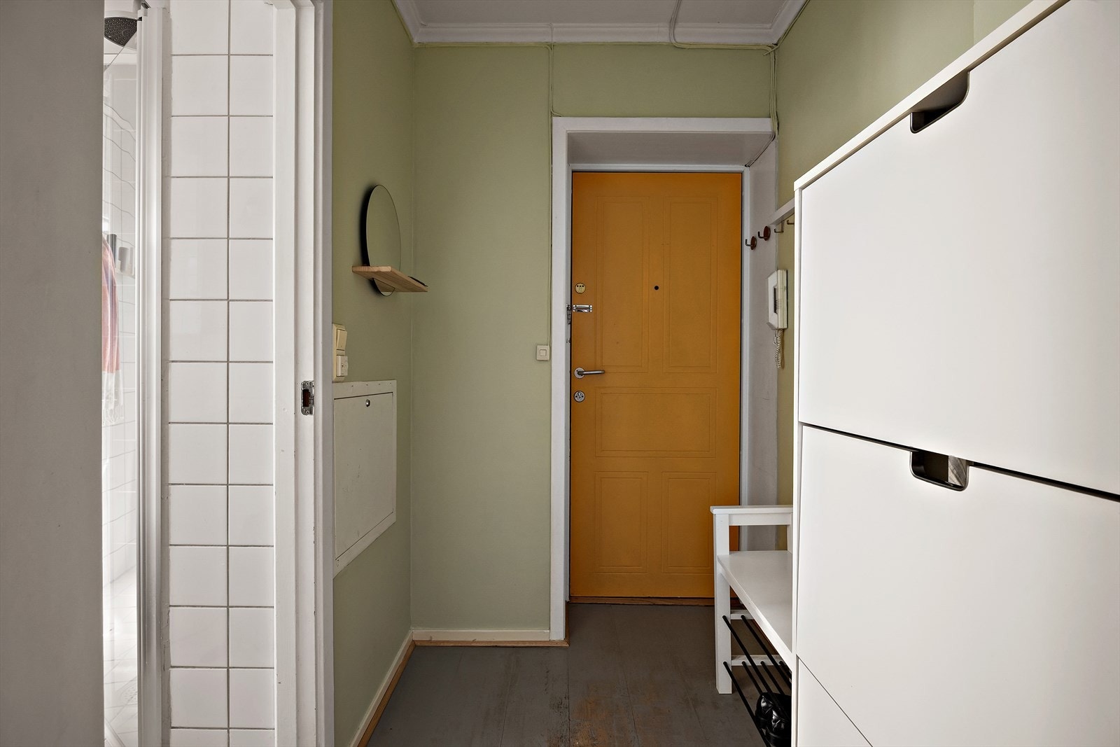 Entré med plass til oppbevaring. Leiligheten disponerer også bod i kjeller. Galleribilde
