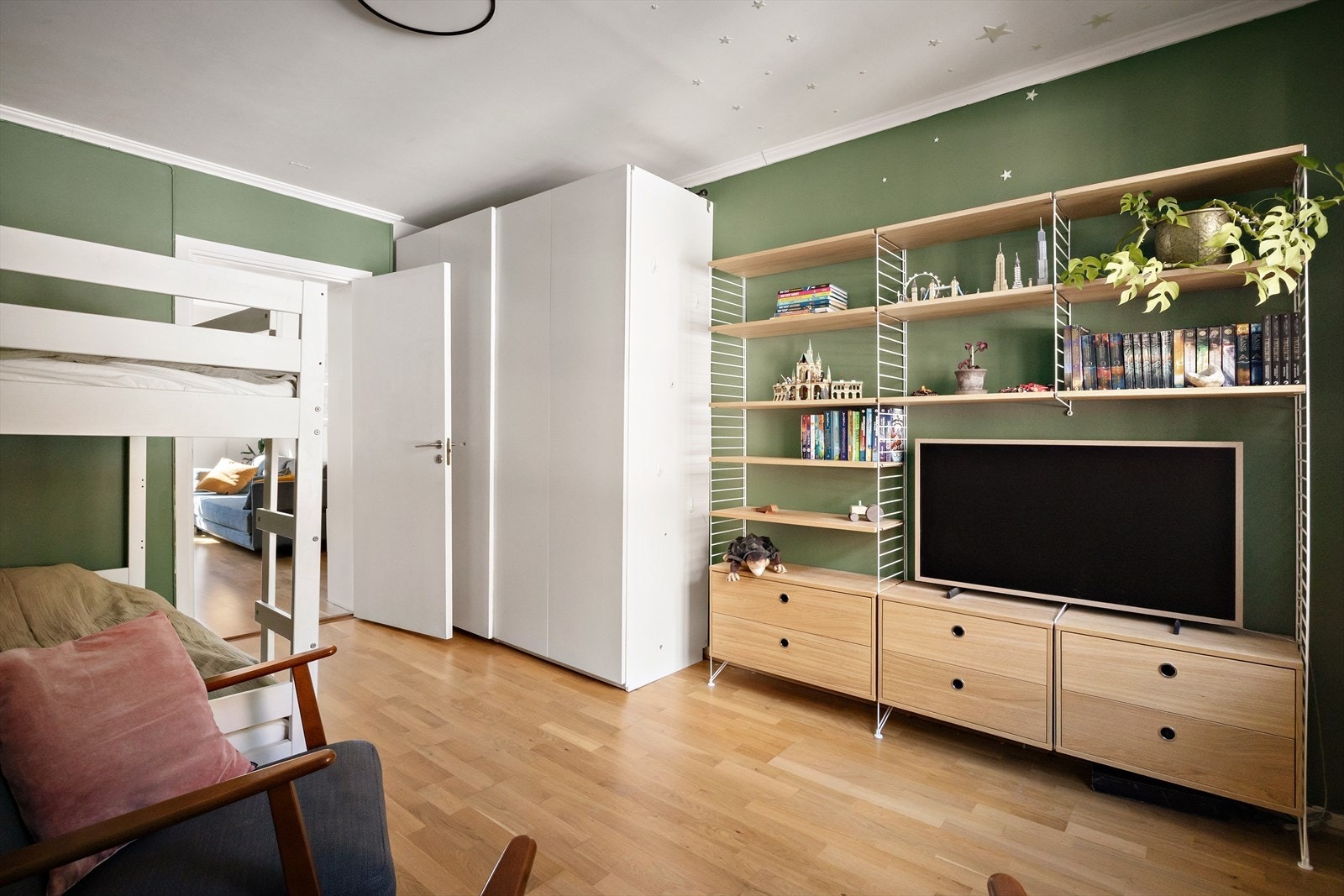 Det andre soverommet er av omtrent samme størrelse, med plass til både lek og hvile. Galleribilde