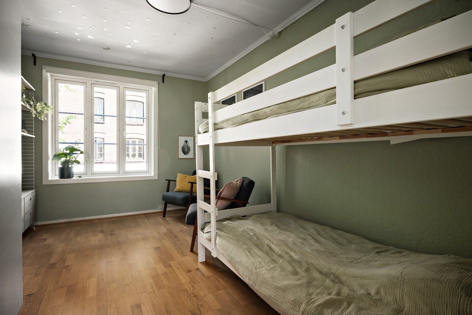 Fleksibelt rom med god plass - egner seg til barnerom, gjesterom eller hjemmekontor. Galleribilde