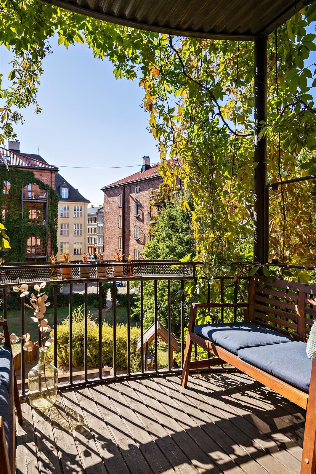 Balkong med god plass til utemøbler - skjermet og grønn utsikt. Galleribilde