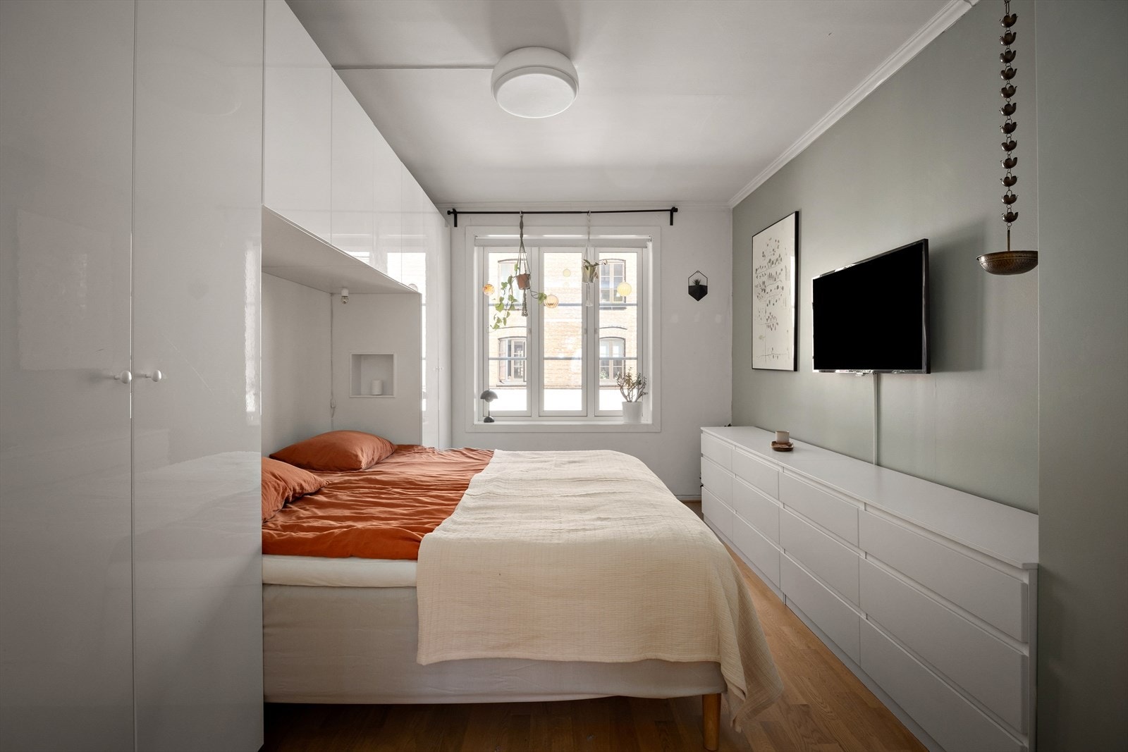 Leiligheten har to soverom av god størrelse. Her er hovedsoverommet med mye garderobeplass og fleksible løsninger. Galleribilde