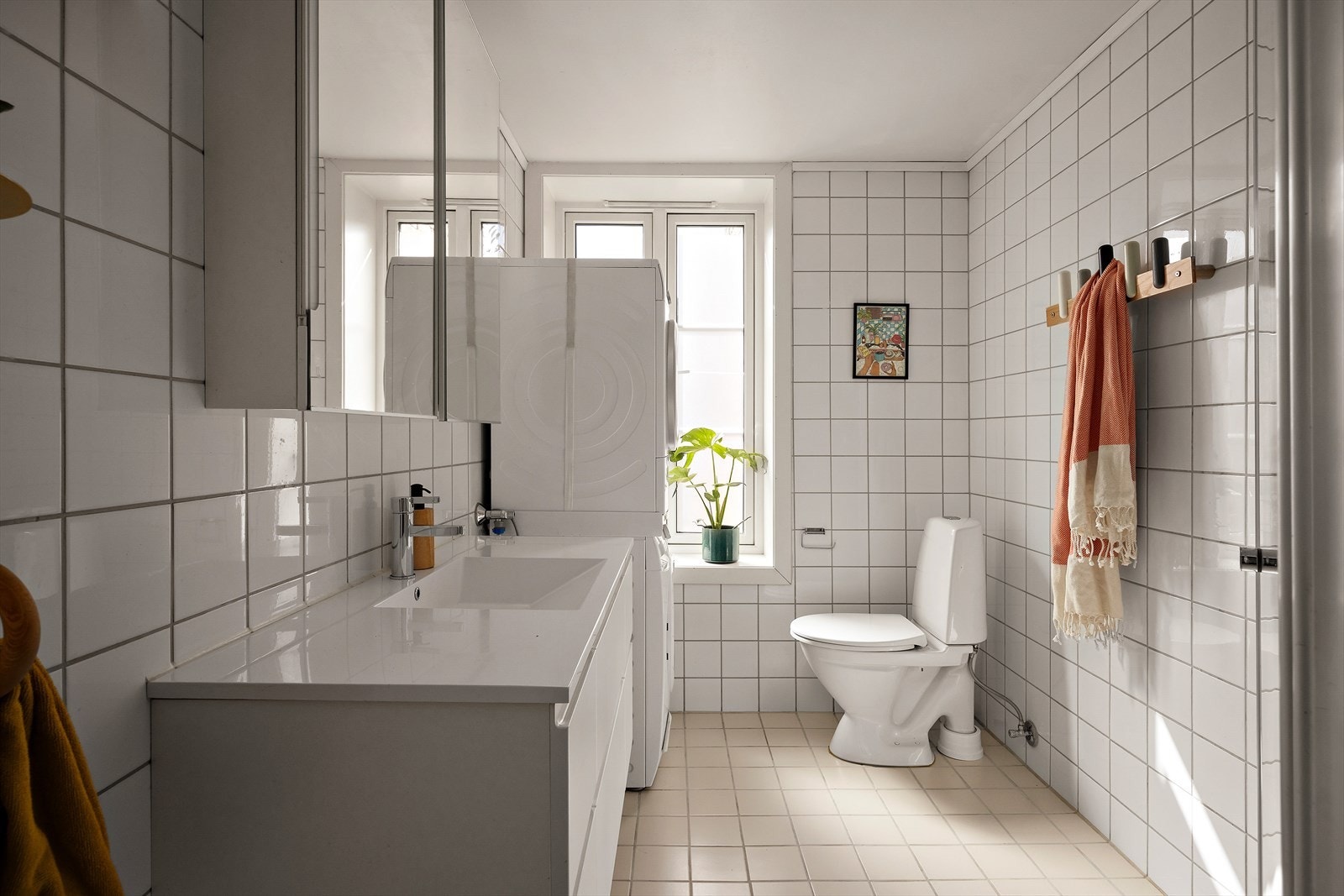 Romslig bad med vindu og naturlig lys. Galleribilde