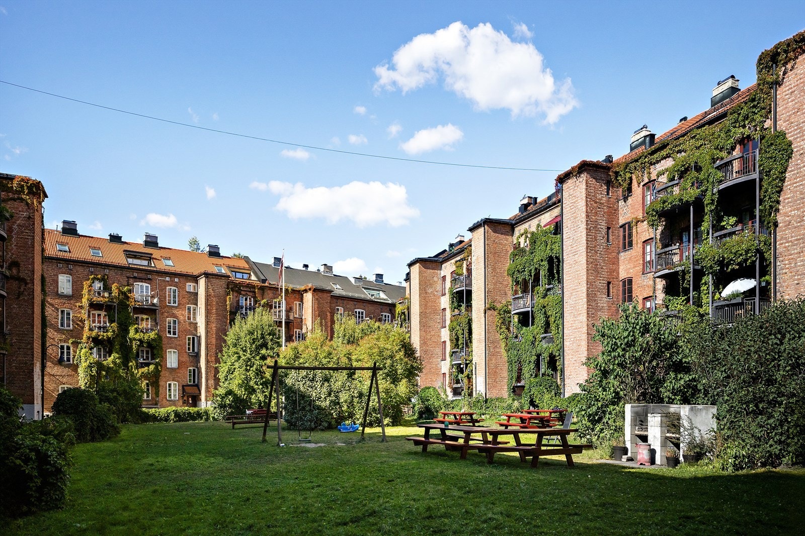 Bakgården er perfekt for både lek, sosiale sammenkomster og rolige kaffestunder. Galleribilde