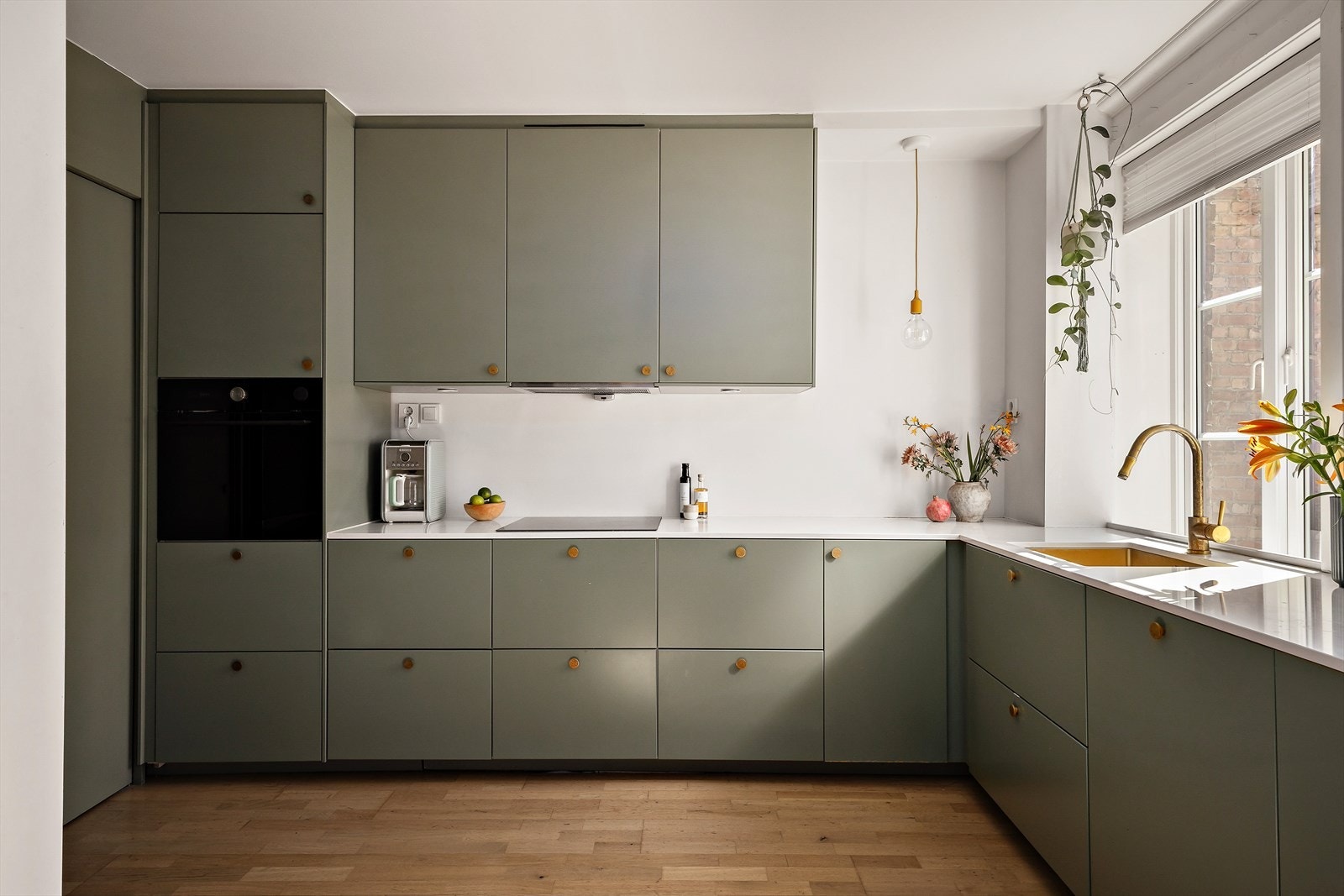 Kjøkken er fra 2019 med integrert oppvaskmaskin, induksjonstopp og stekeovn. Galleribilde