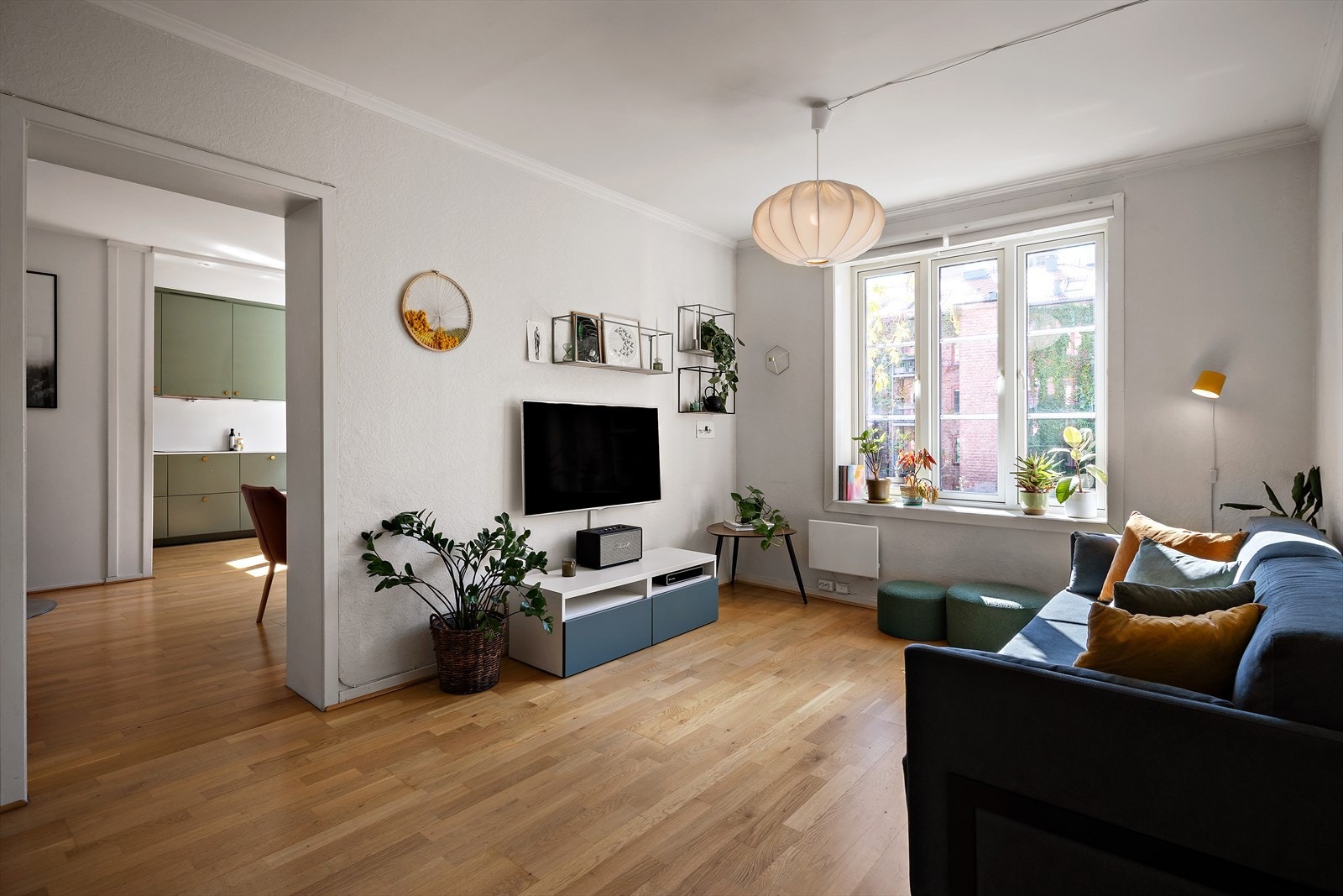 Hyggelig oppholdsrom vendt mot den frodige bakgård. Galleribilde