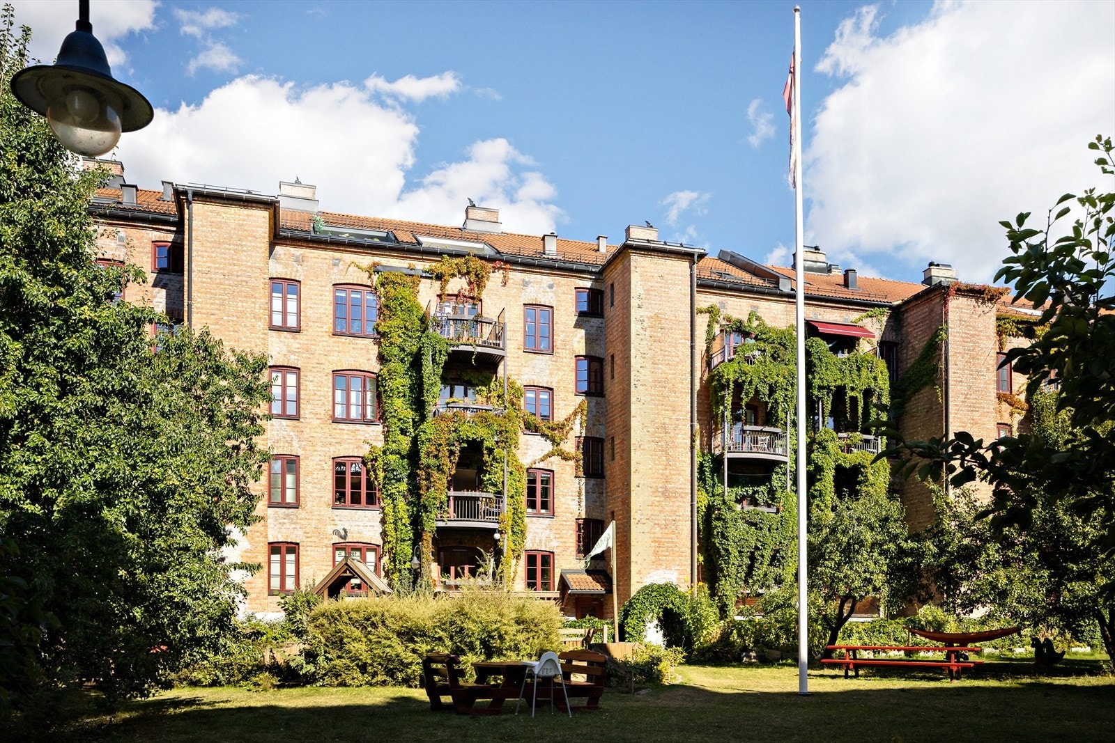 Gråbeinkvartalet er kjent for sine karakteristiske teglsteinsgårder og den unike bakgården - et grønt, fredelig paradis midt på Grünerløkka. Galleribilde