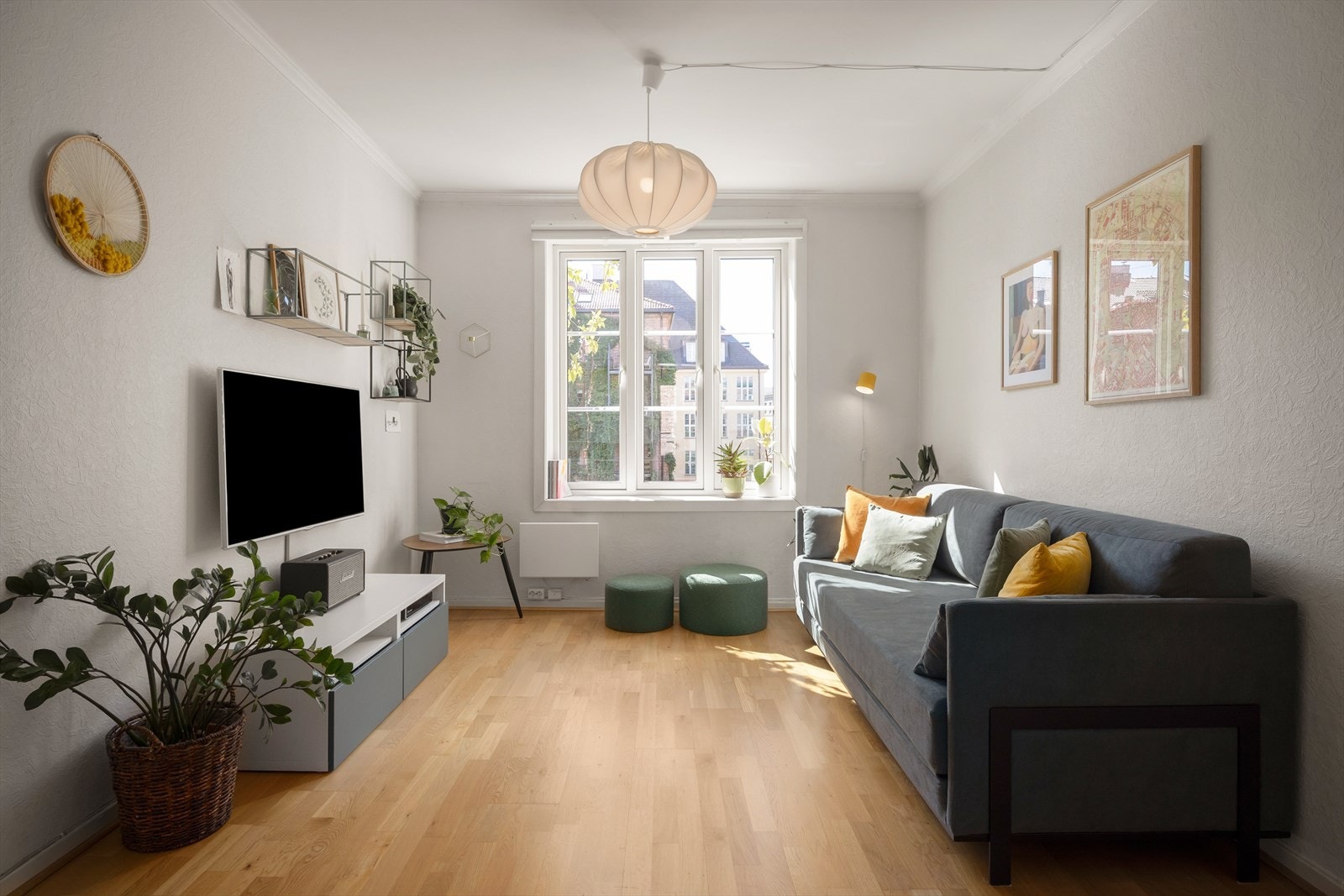 Lys og luftig stue med store vindusflater. Galleribilde