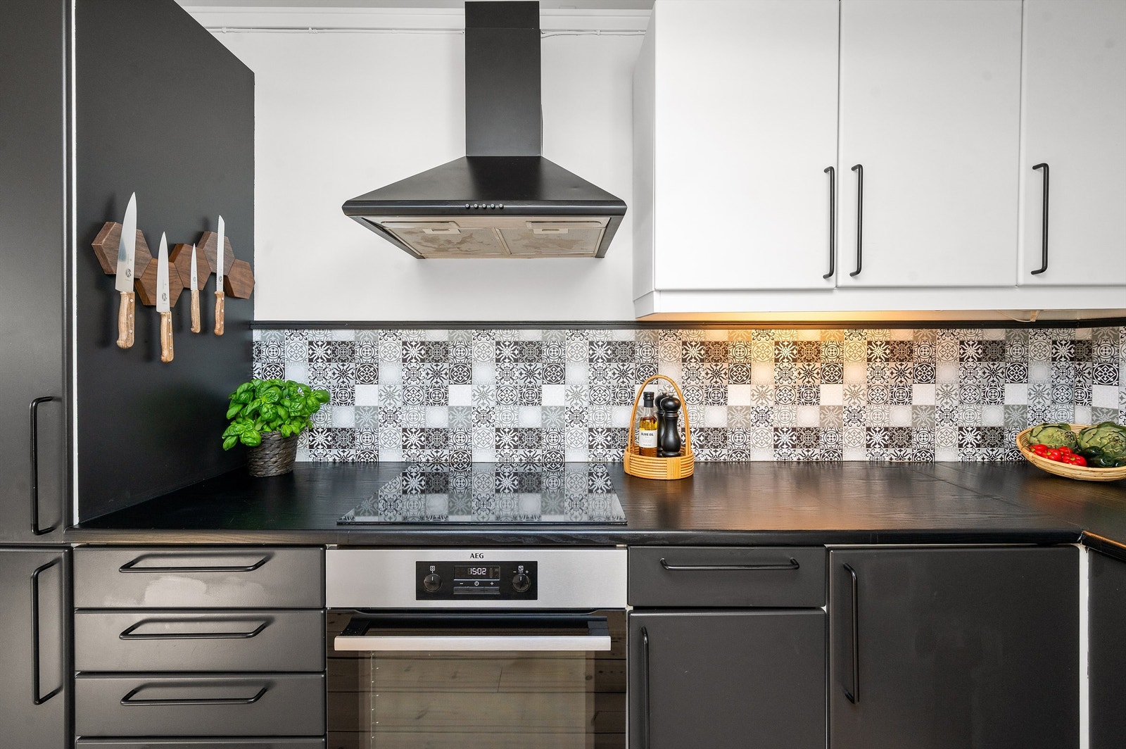 Hvitevarene er integrerte og består av induksjonstopp, stekeovn, oppvaskmaskin og kombinert kjøl/frys. Kullfilterventilator over kokeplass. Waterguard er montert i kjøkkenskap. Galleribilde