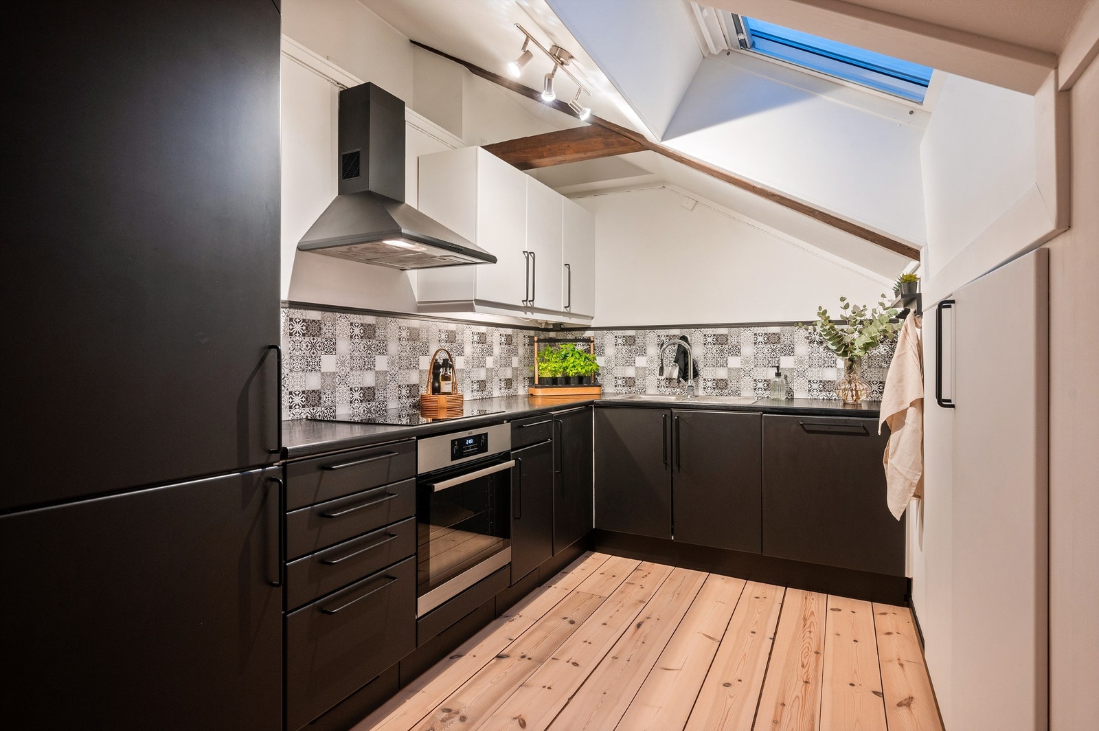 Lyst og fint kjøkken fra Sigdal med tidløst uttrykk og godt med skap- og benkeplass. Kjøkkenet ligger i åpen og sosial løsning med stuen. Galleribilde