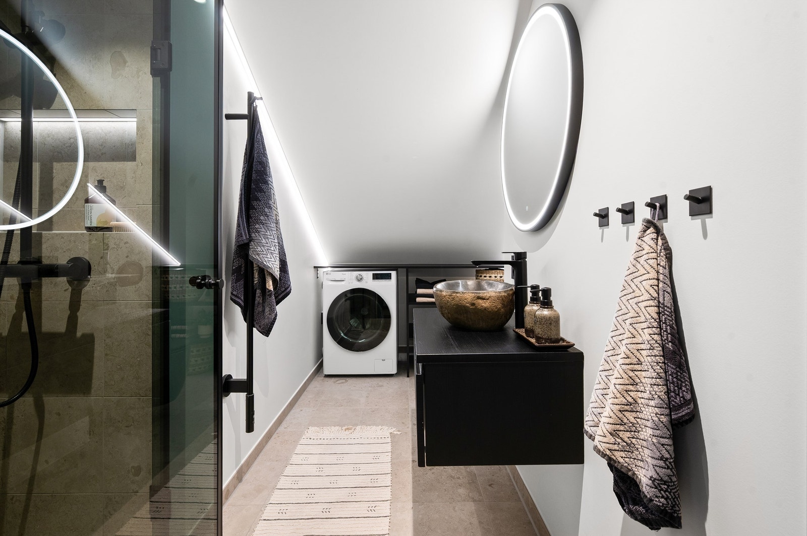 Delikat bad fra 2024 med behagelig gulvvarme. Gulvet er flislagt og veggflatene har malte plater og fliser i dusjsonen. Galleribilde