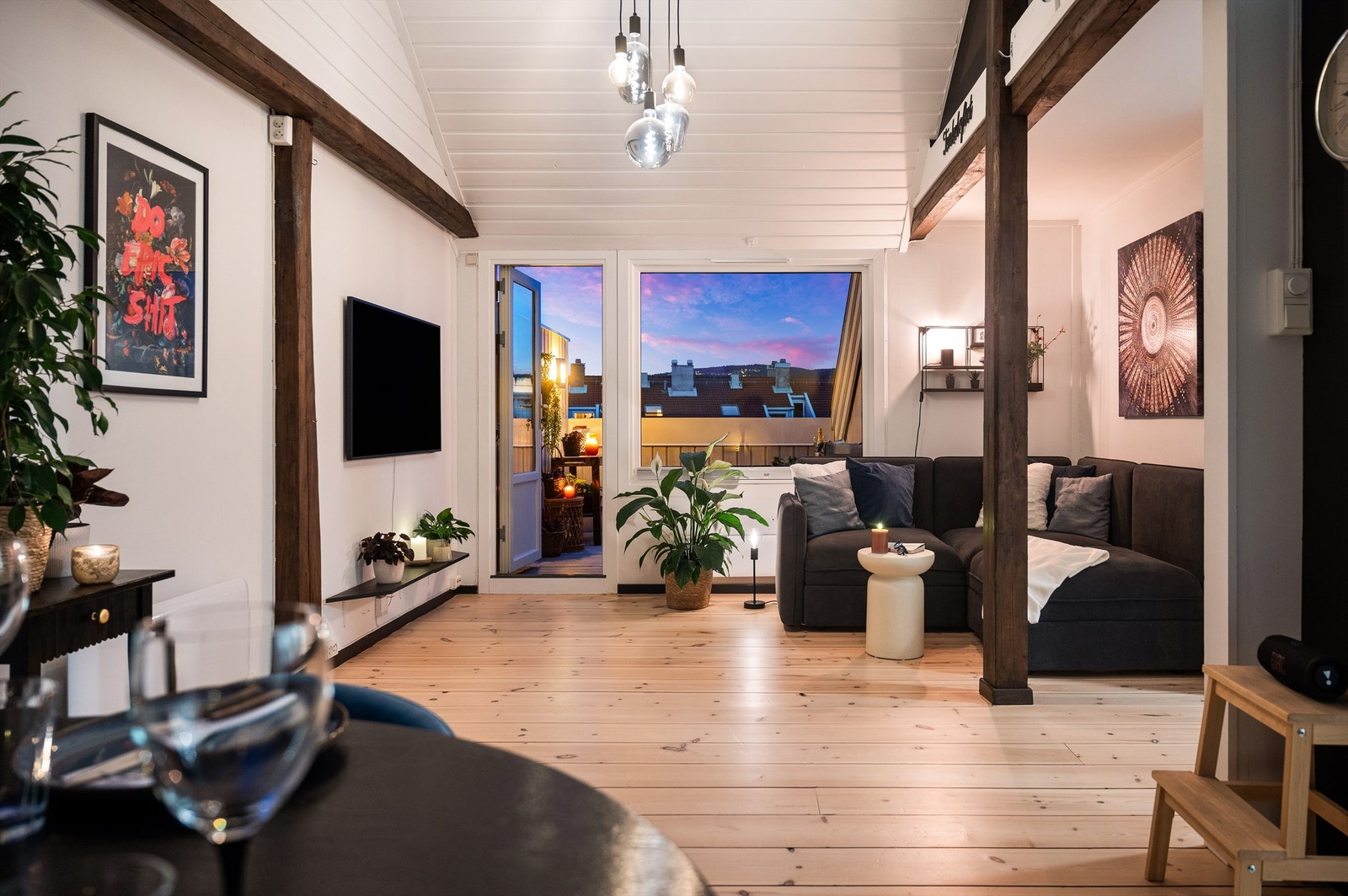 En fantastisk loftsleilighet med 65 kvm gulvareal i tillegg til hems og vestvendt takterrasse på 7 kvm. Galleribilde