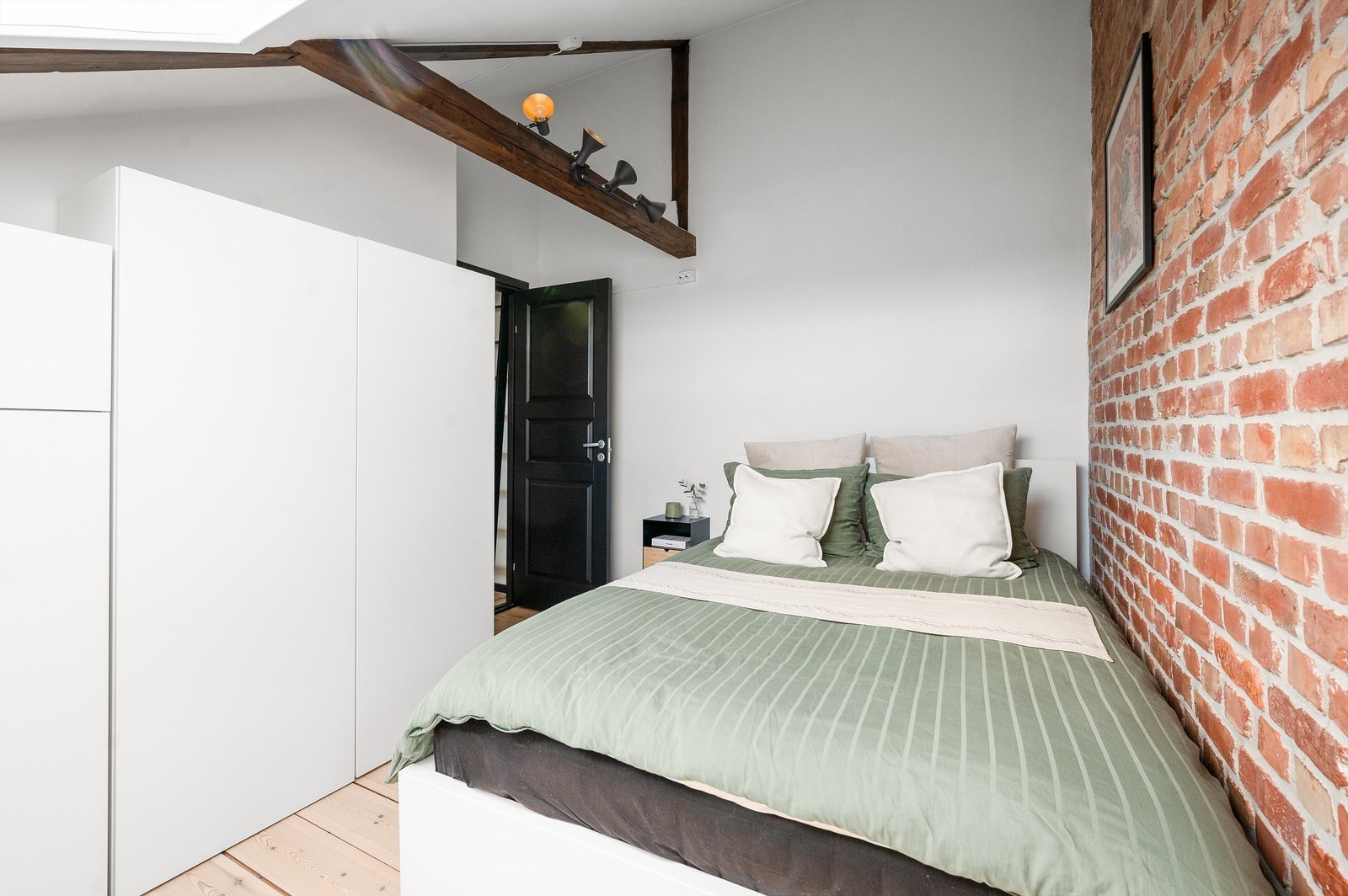 Leilighetens hovedsoverom har god plass til dobbeltseng og oppbevaring i romslig garderobeskap. Galleribilde