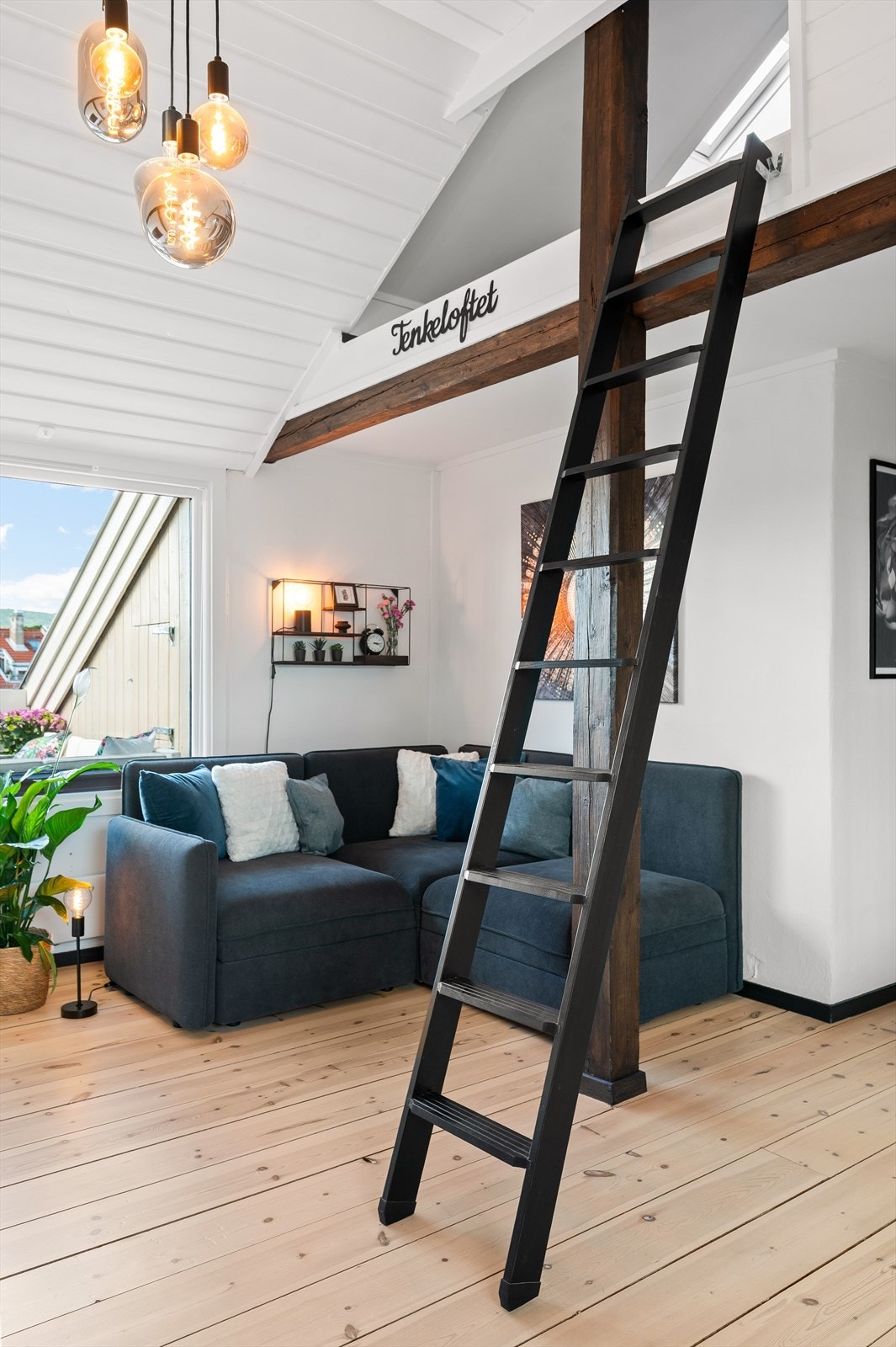 Leiligheten har en stor hems med adkomst via stige fra stuen. Galleribilde