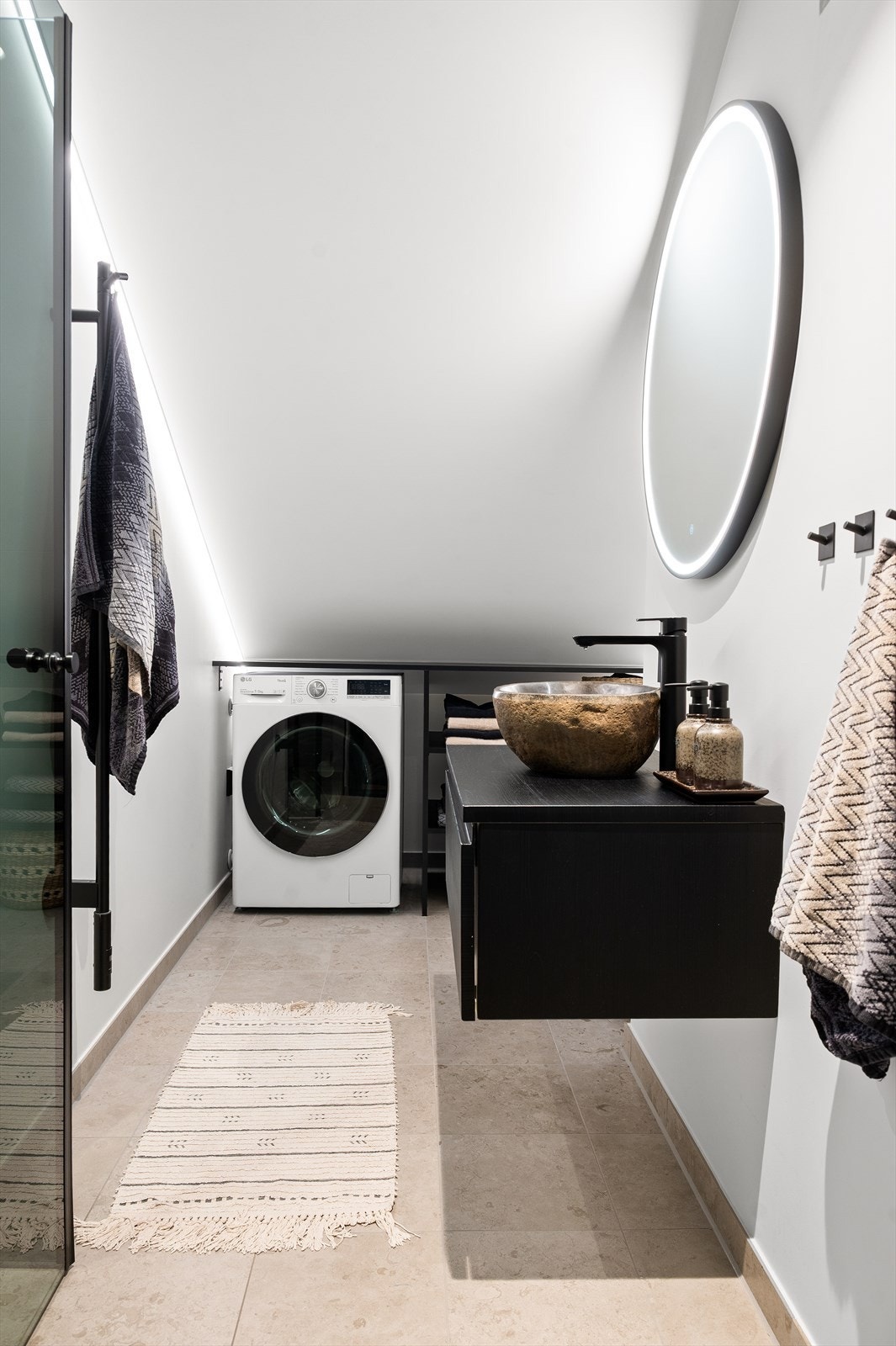 Innredningen er fra Vikingbad og består av vegghengt toalett, servant på innredning, speil med belysning over servant og dusjnisje med glassdører. Opplegg for vaskemaskin og elektrisk styrt vifte. Galleribilde