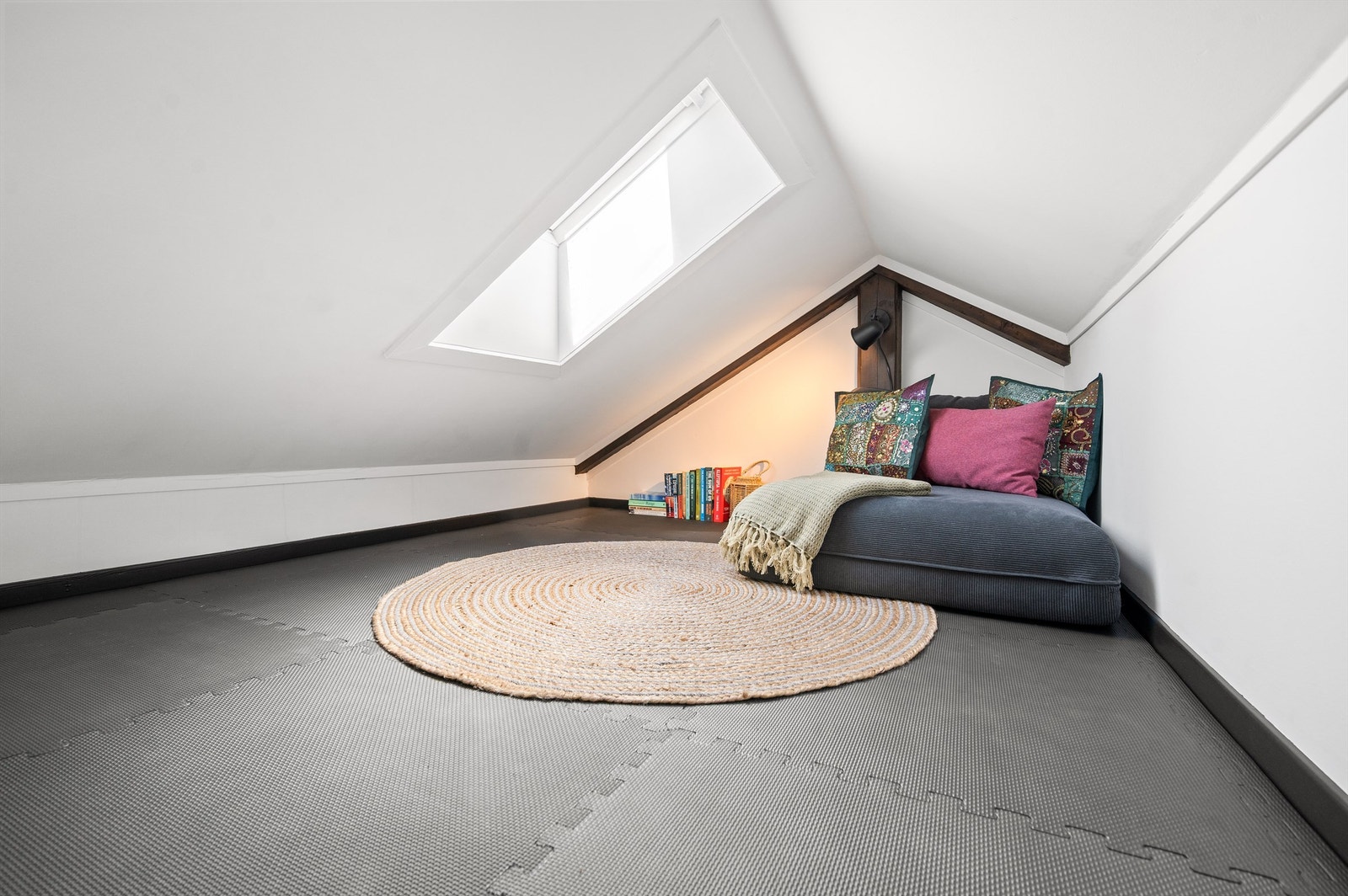 Hemsen gir rikelig med ekstra oppbevaringsplass! Det gjøres oppmerksom på at takvindu på hems er ikke godkjent hos kommunen (fasadeendring). Se salgsoppgave for nærmere informasjon. Galleribilde